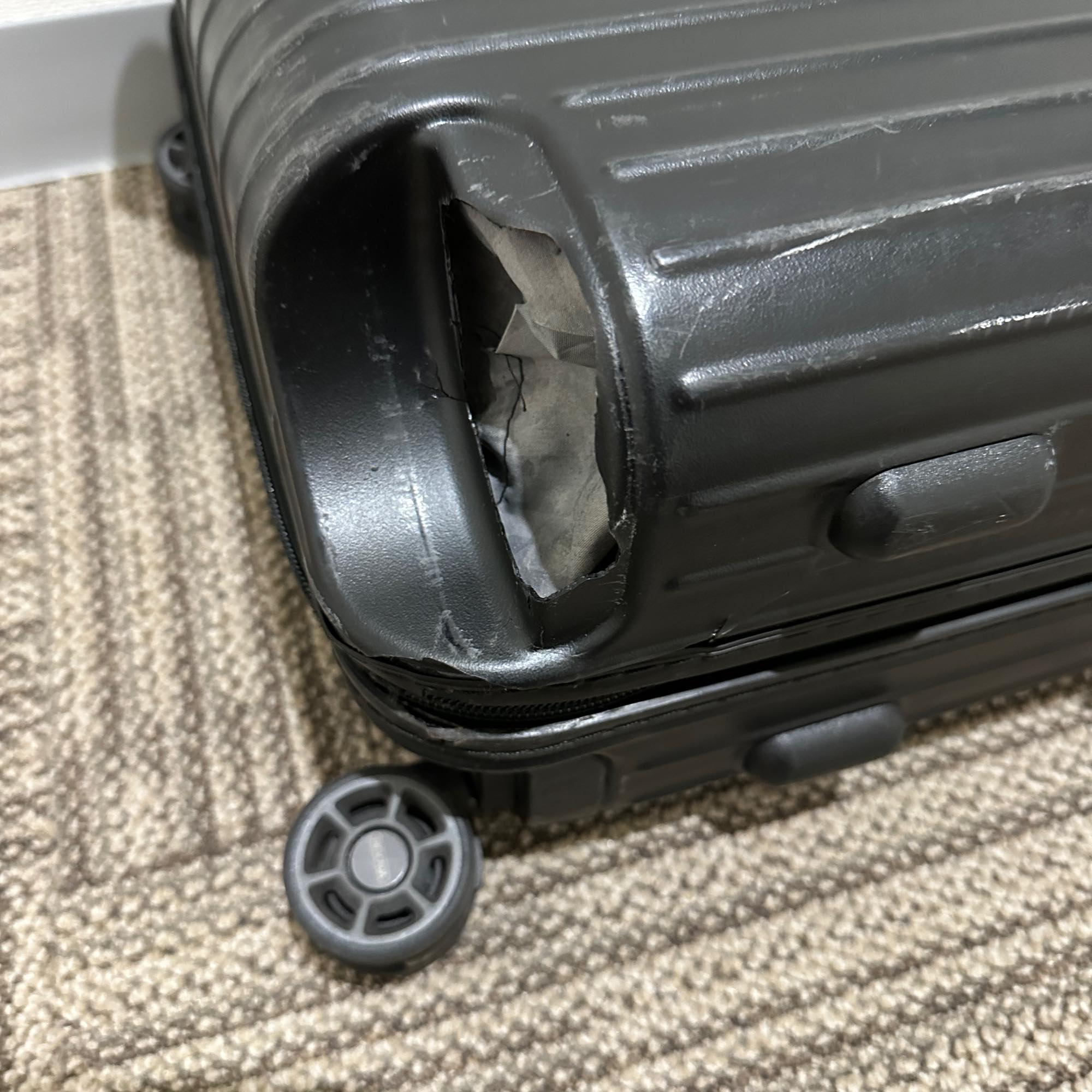 【ジャンク】リモワ サルサ 811.52.32.4 ジャンク商品 32リットル 4輪