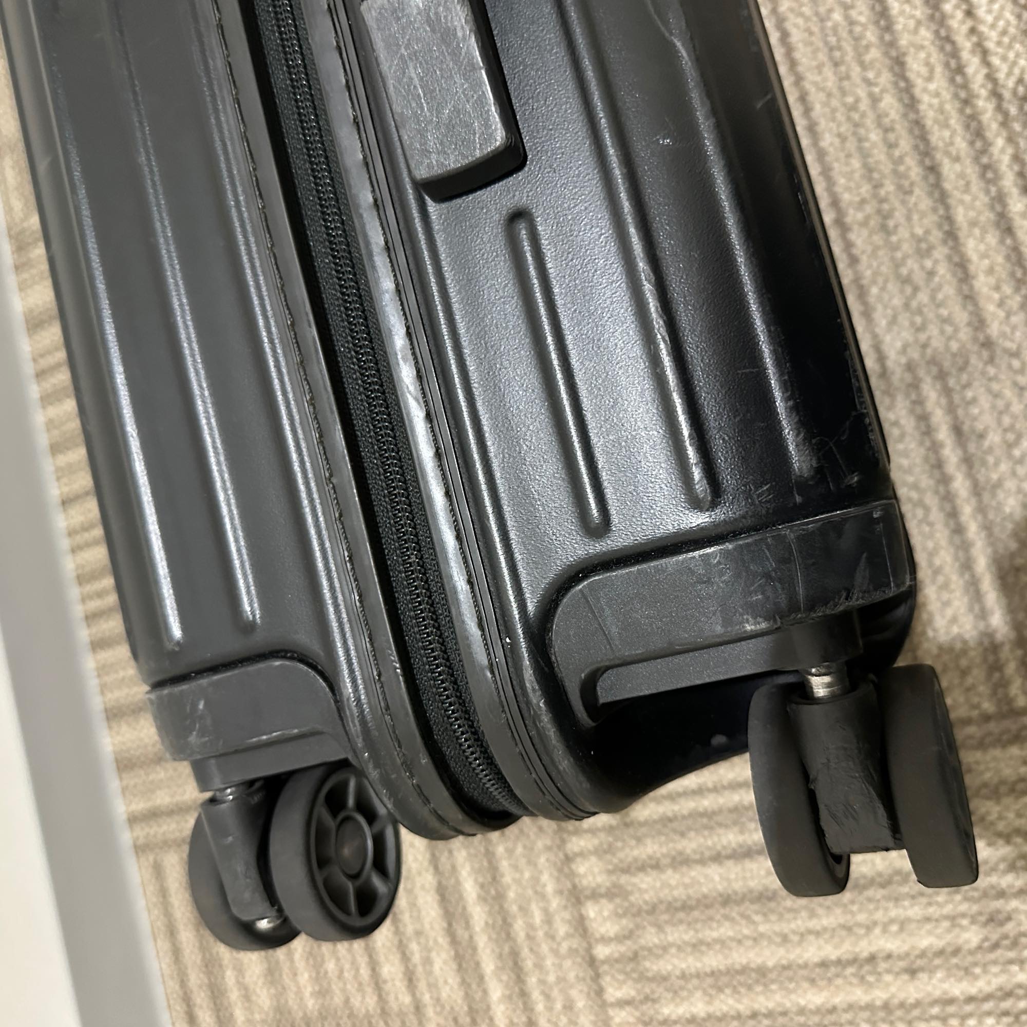 【ジャンク】リモワ サルサ 811.52.32.4 ジャンク商品 32リットル 4輪