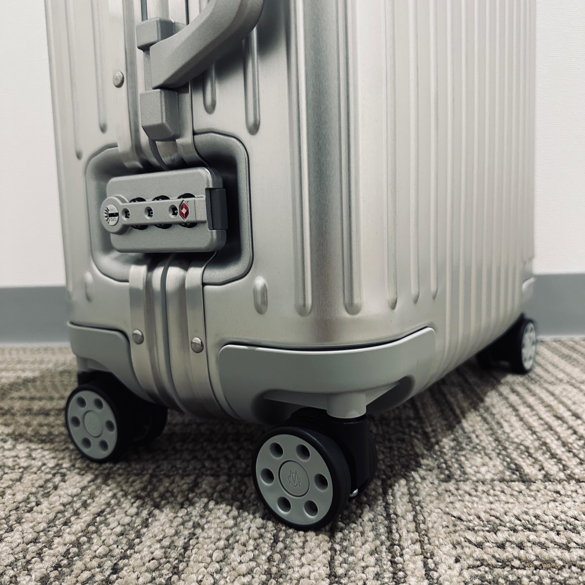 リモワ オリジナル 925.53.00.4-2 キャビン アウトレット商品 35リットル 4輪