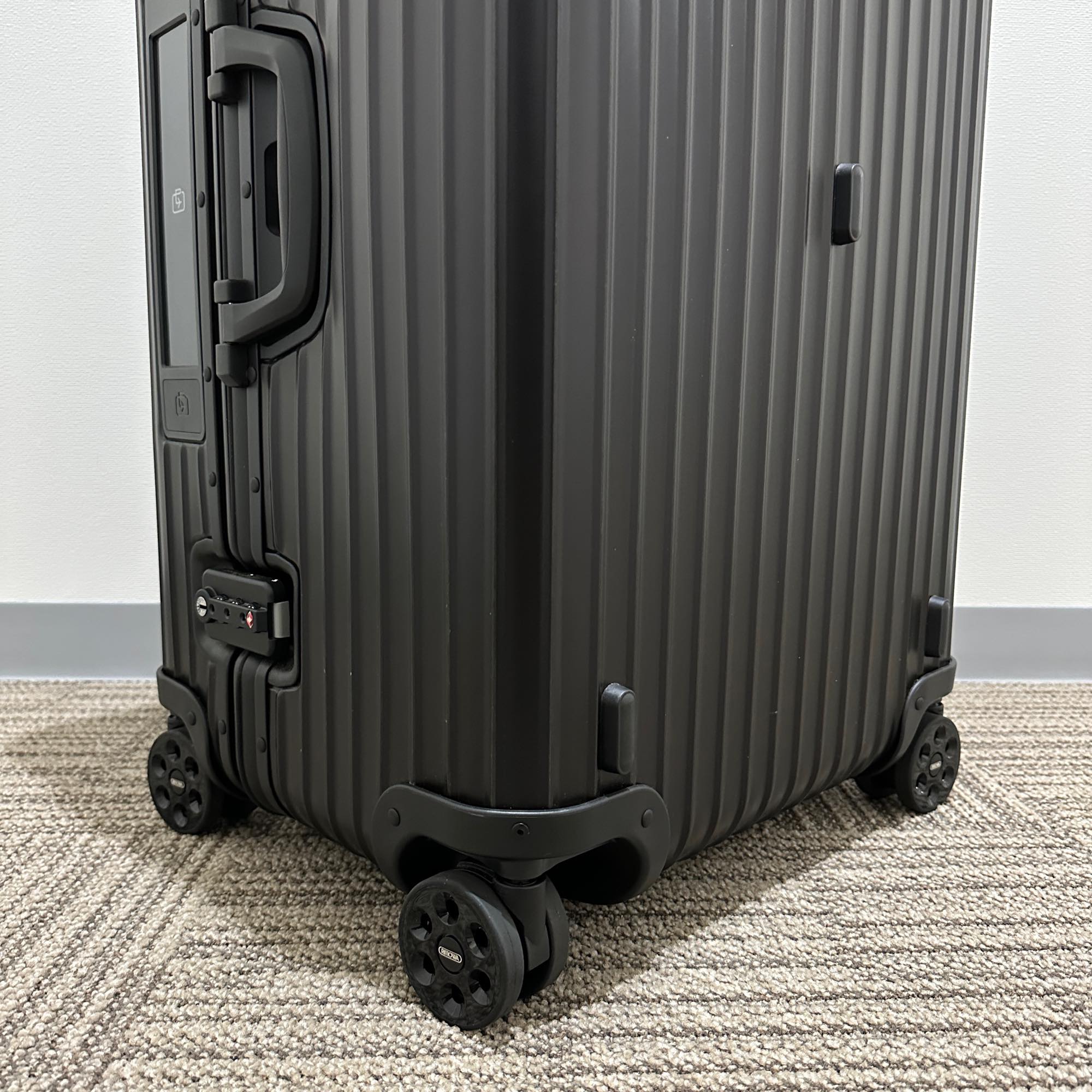 リモワ トパーズ ステルス 電子タグ アウトレット品 923.75.01.5 89リットル 4輪