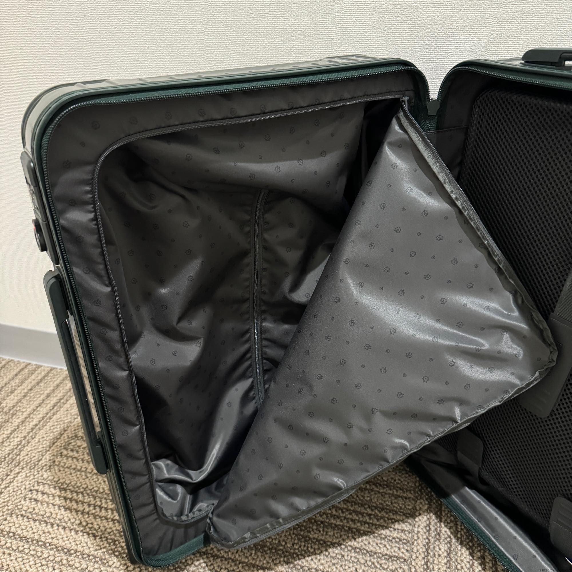 リモワ エッセンシャル 832.52.68.1 キャビンS 32L 在庫商品 グリーングロス