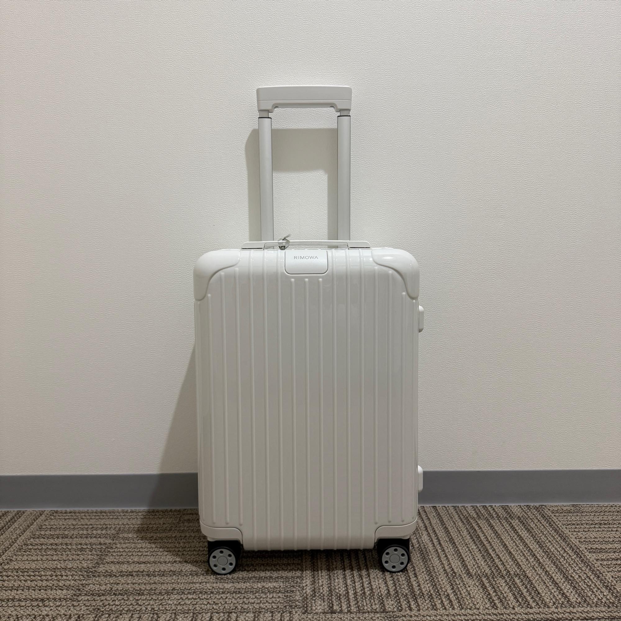 リモワ エッセンシャル 832.53.66.1 キャビン 37L 在庫商品 ホワイト