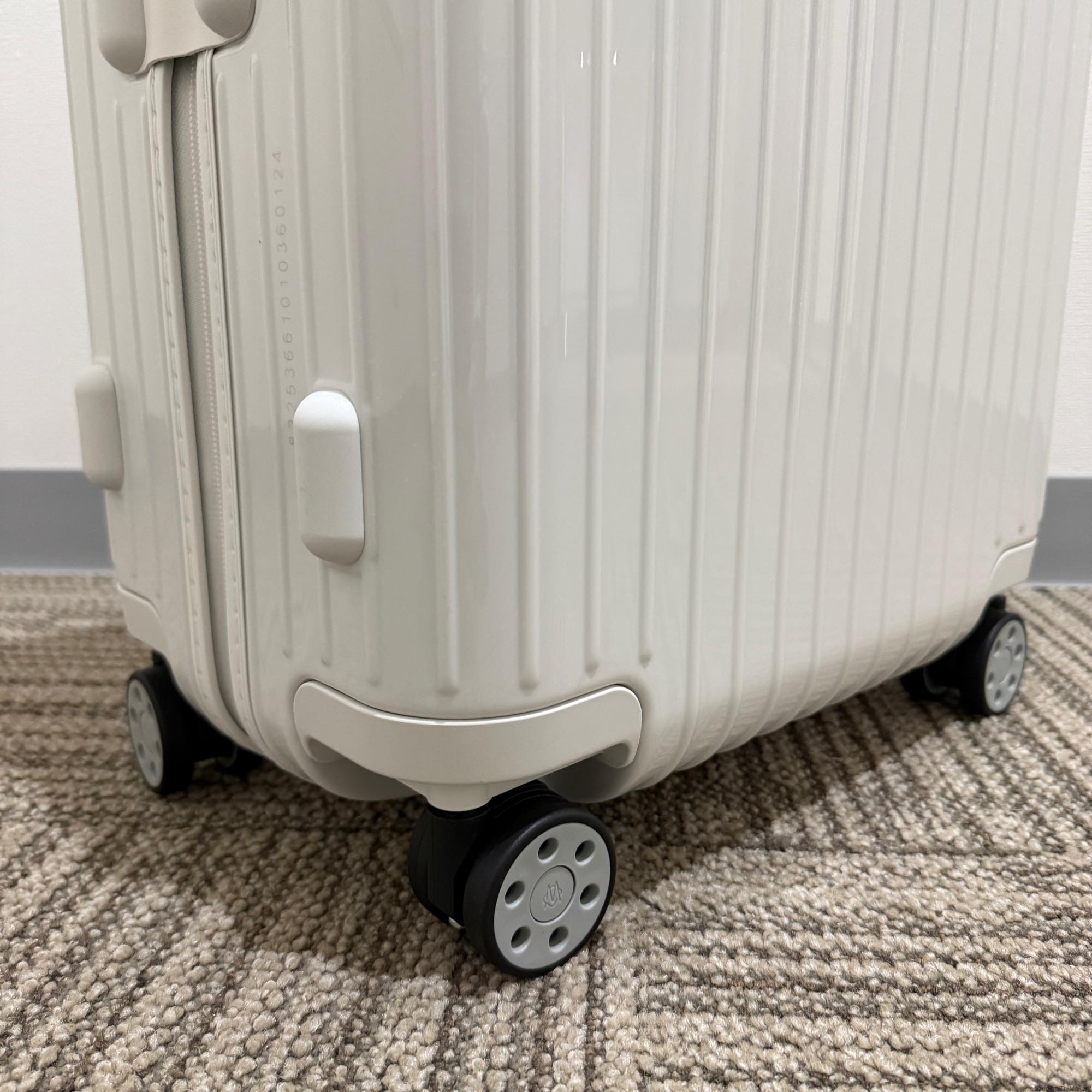 リモワ エッセンシャル 832.53.66.1 キャビン 37L 在庫商品 ホワイト