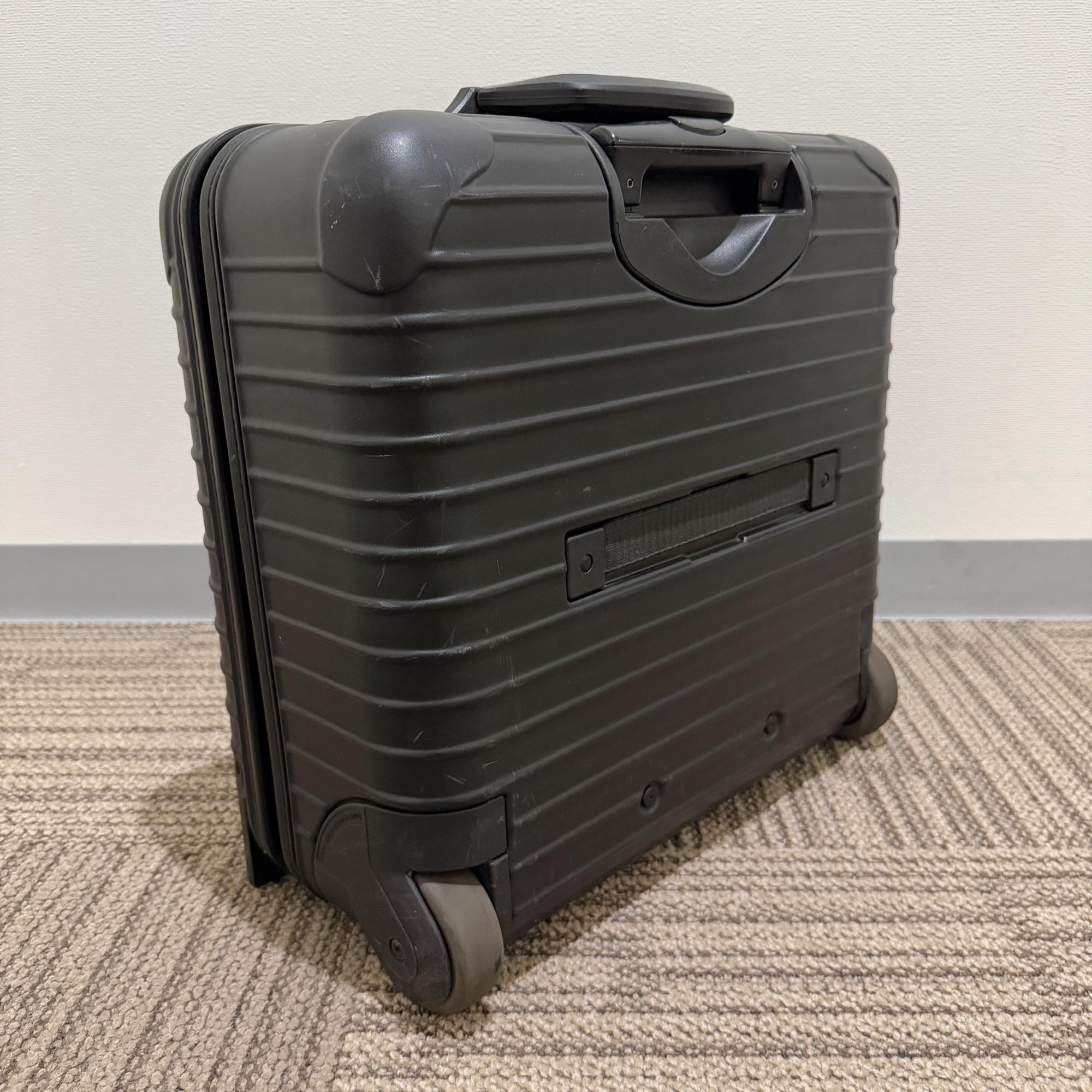リモワ エッセンシャル(サルサ) トロリー 中古商品 810.40-10 25リットル 2輪