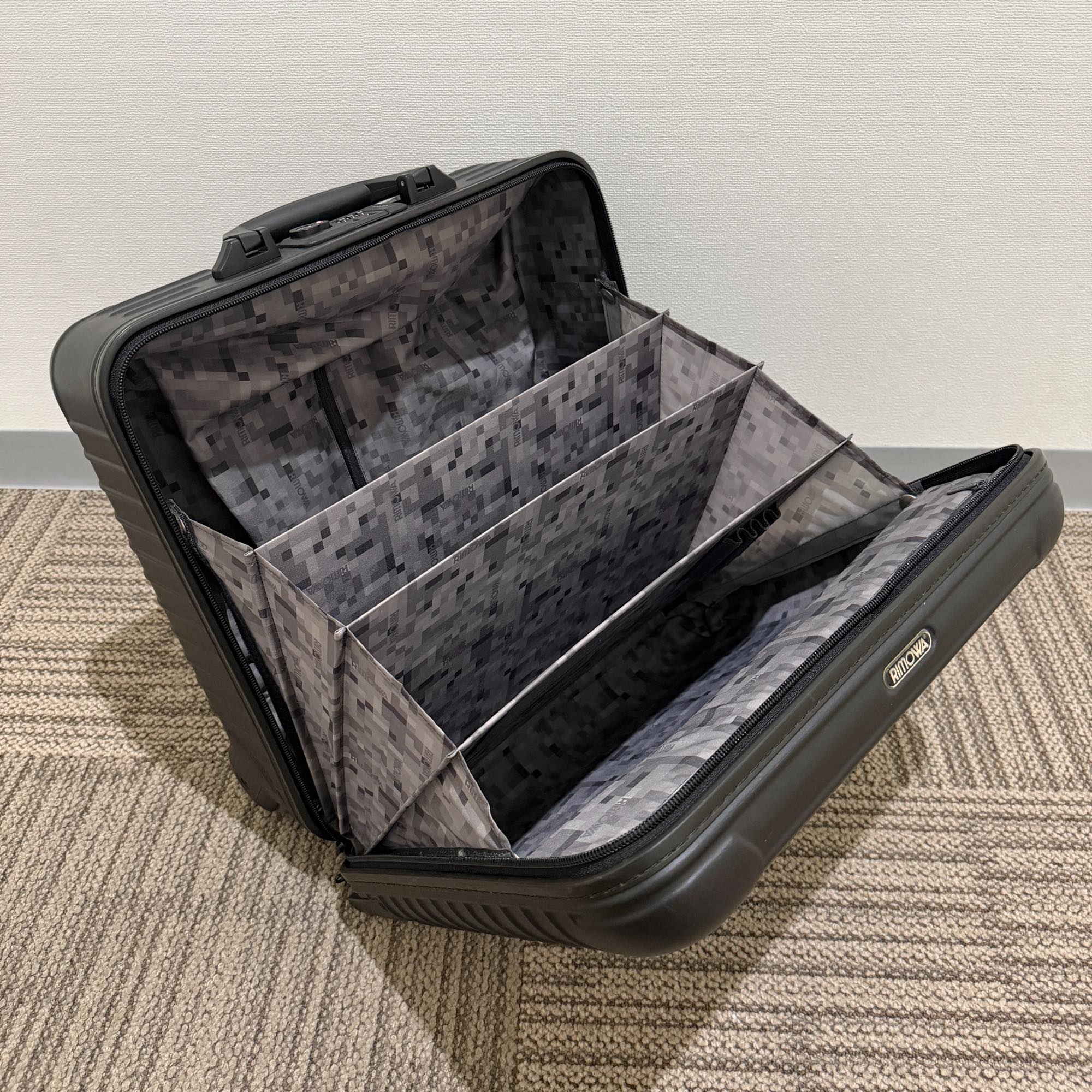 リモワ エッセンシャル(サルサ) トロリー 中古商品 810.40-11 25リットル 2輪