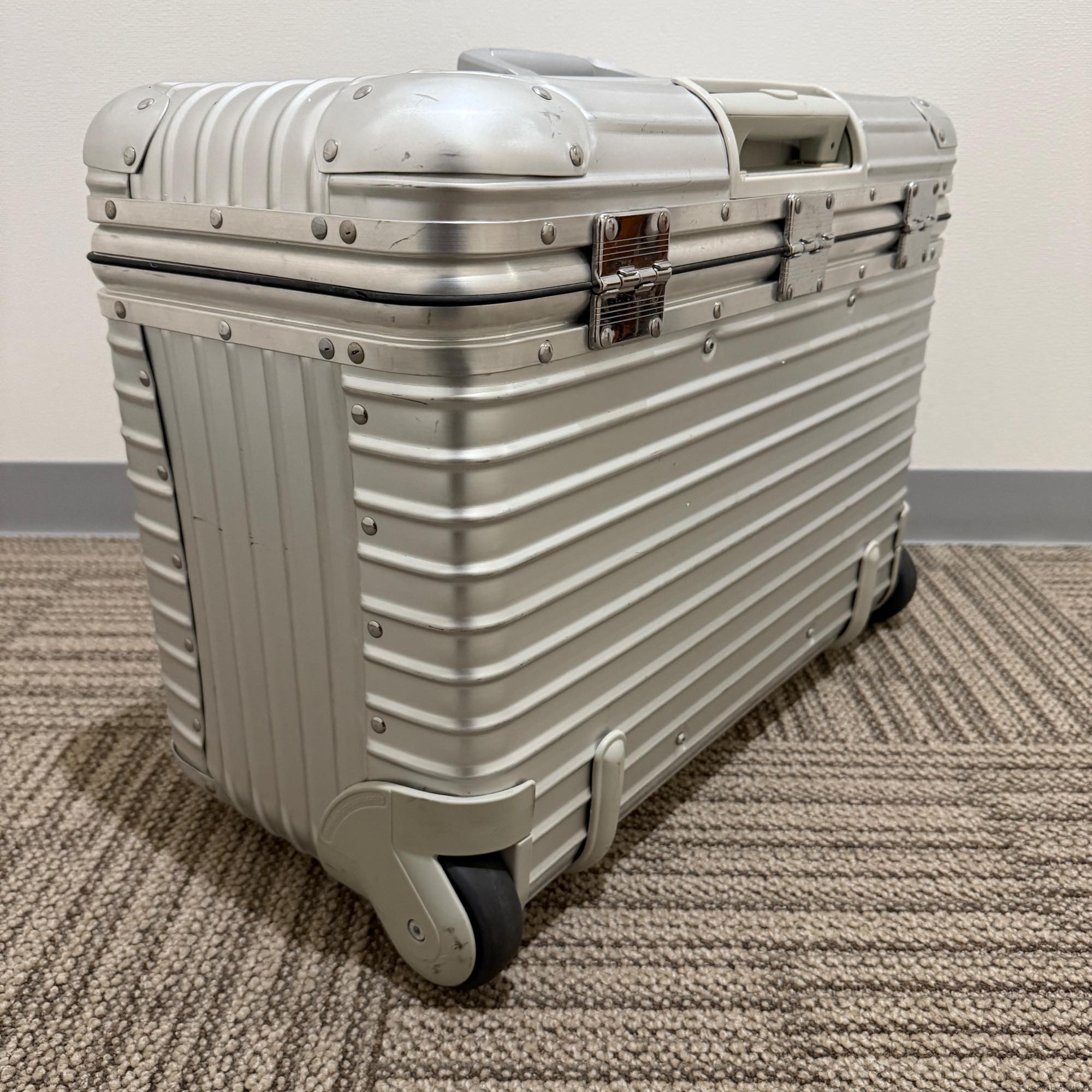 ルフトハンザ リモワ パイロット 1730308 中古美品 46リットル 2輪