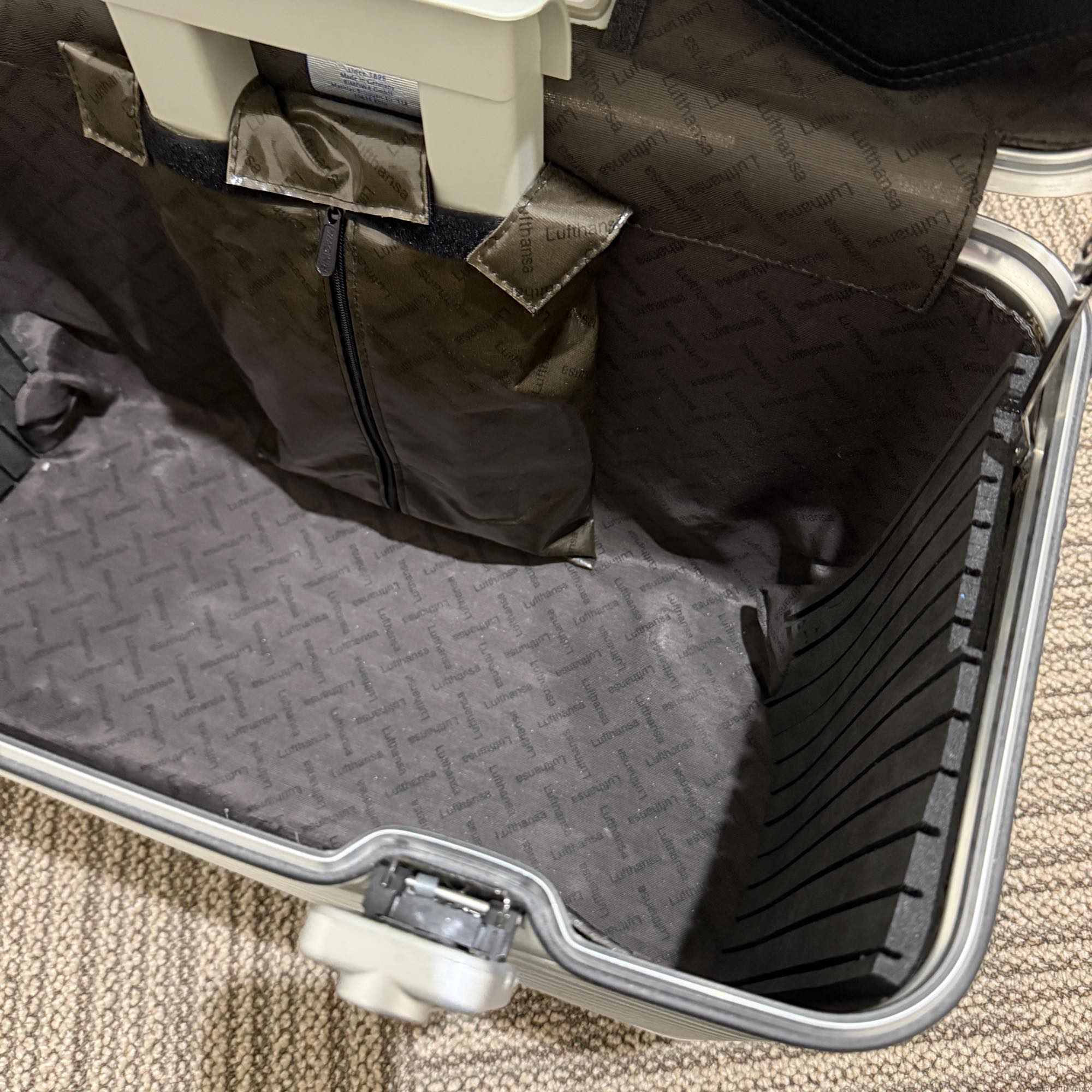 ルフトハンザ リモワ パイロット 1730308 中古美品 46リットル 2輪