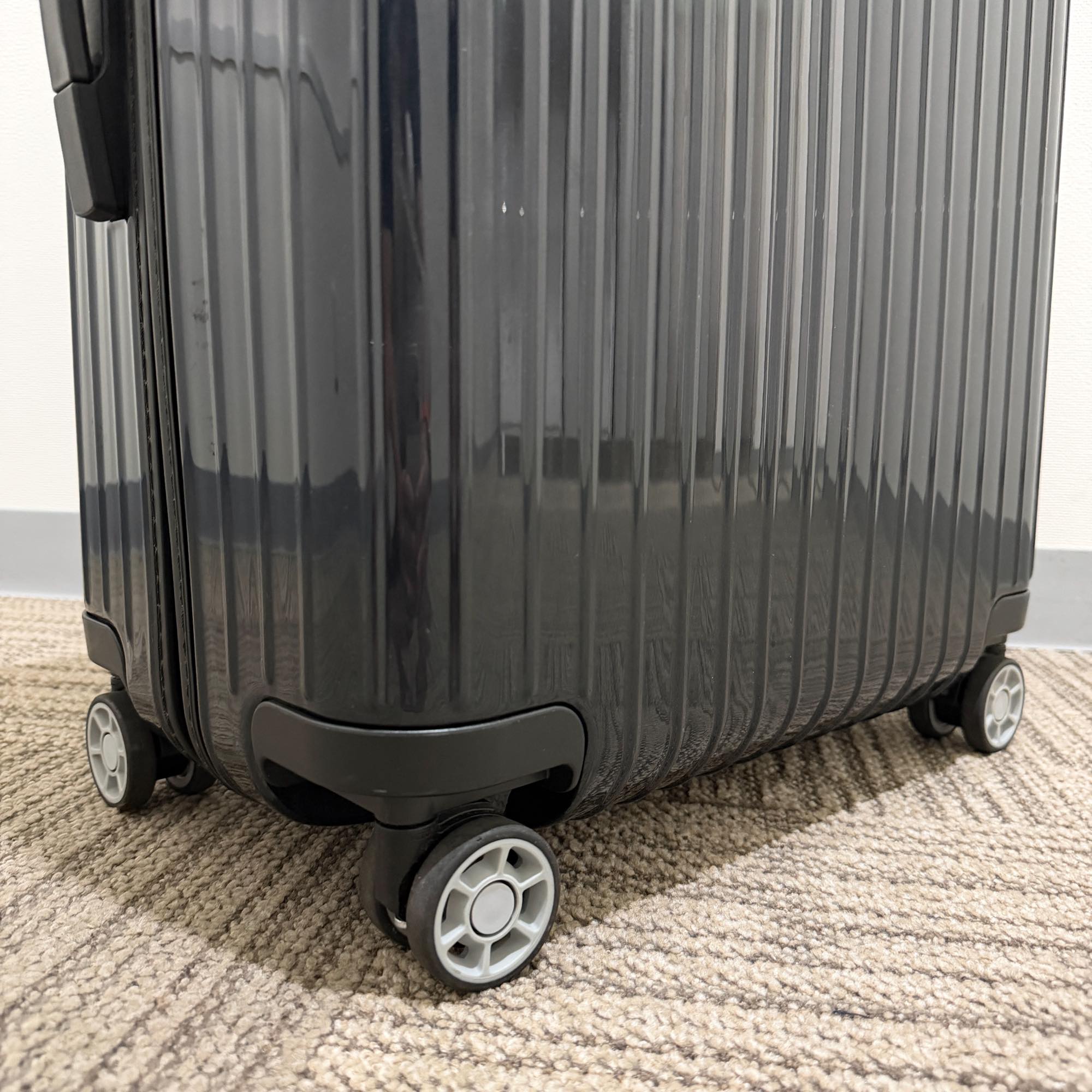 リモワ エッセンシャルライト(サルサ エアー) U2-820.63.25.4 65リットル 中古美品 4輪