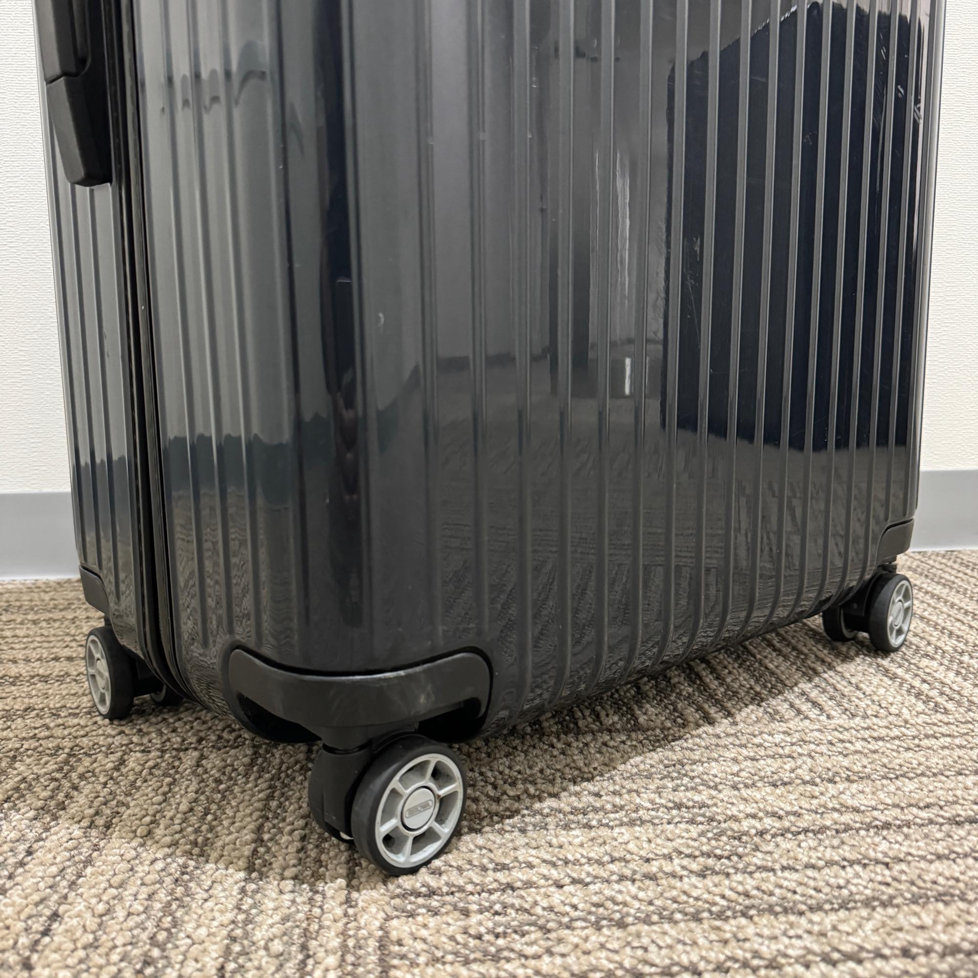 リモワ サルサ エアー 820.70.25.4-2 中古美品 80リットル 4輪