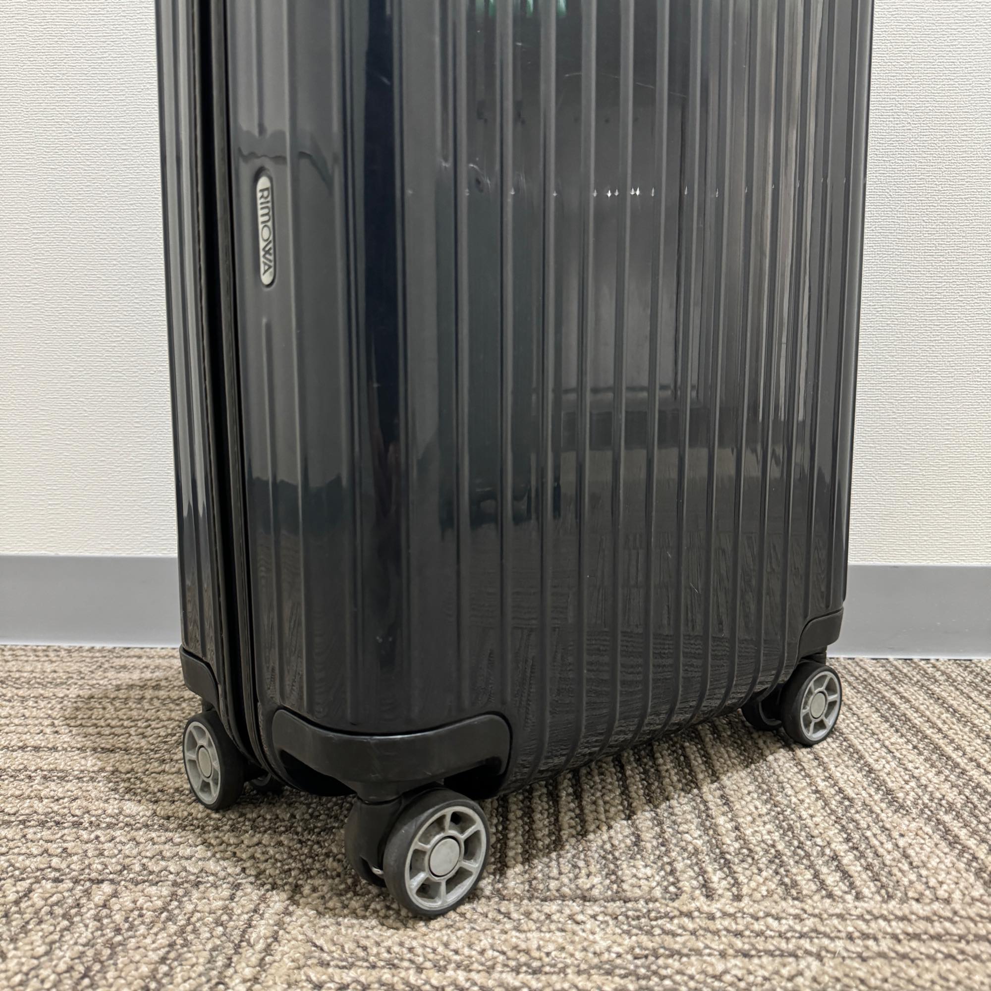 リモワ サルサエアー 中古美品 825.52-2 33リットル 4輪