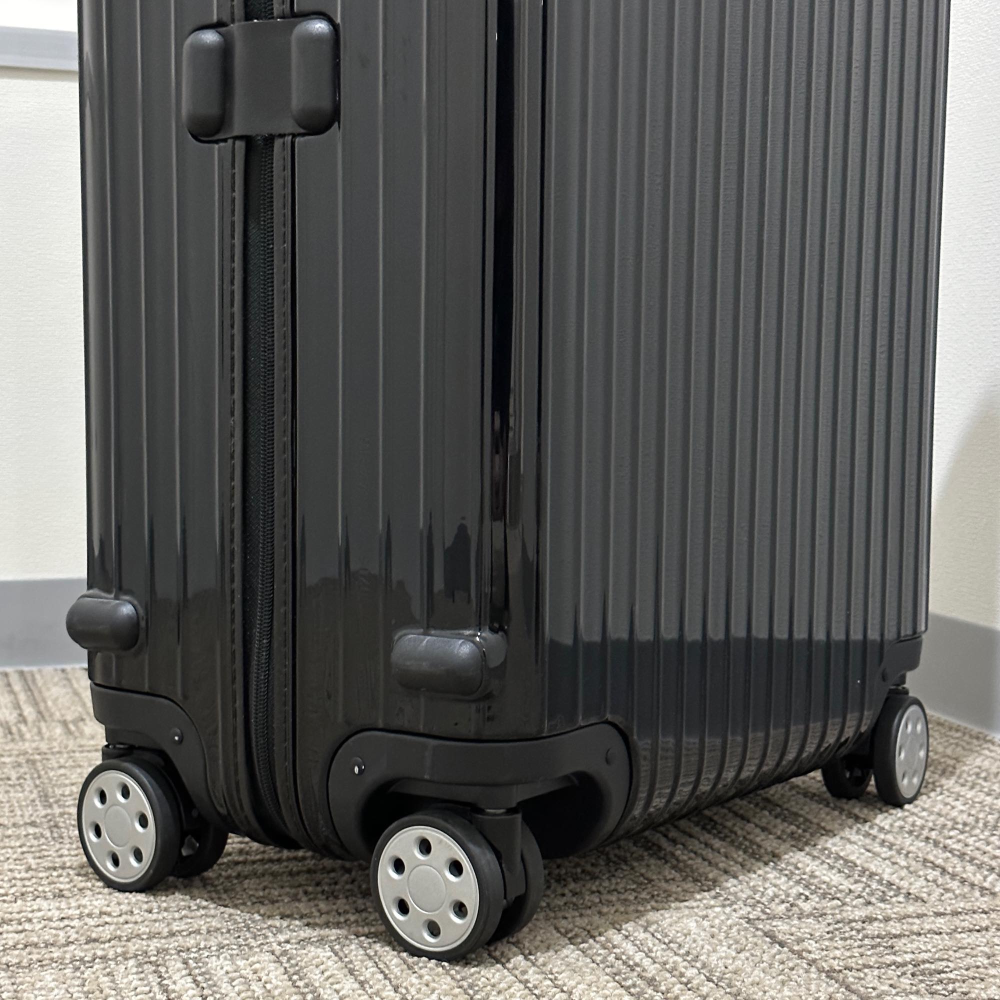 リモワ サルサ デラックス 830.70.50.4 78リットル 中古美品 4輪