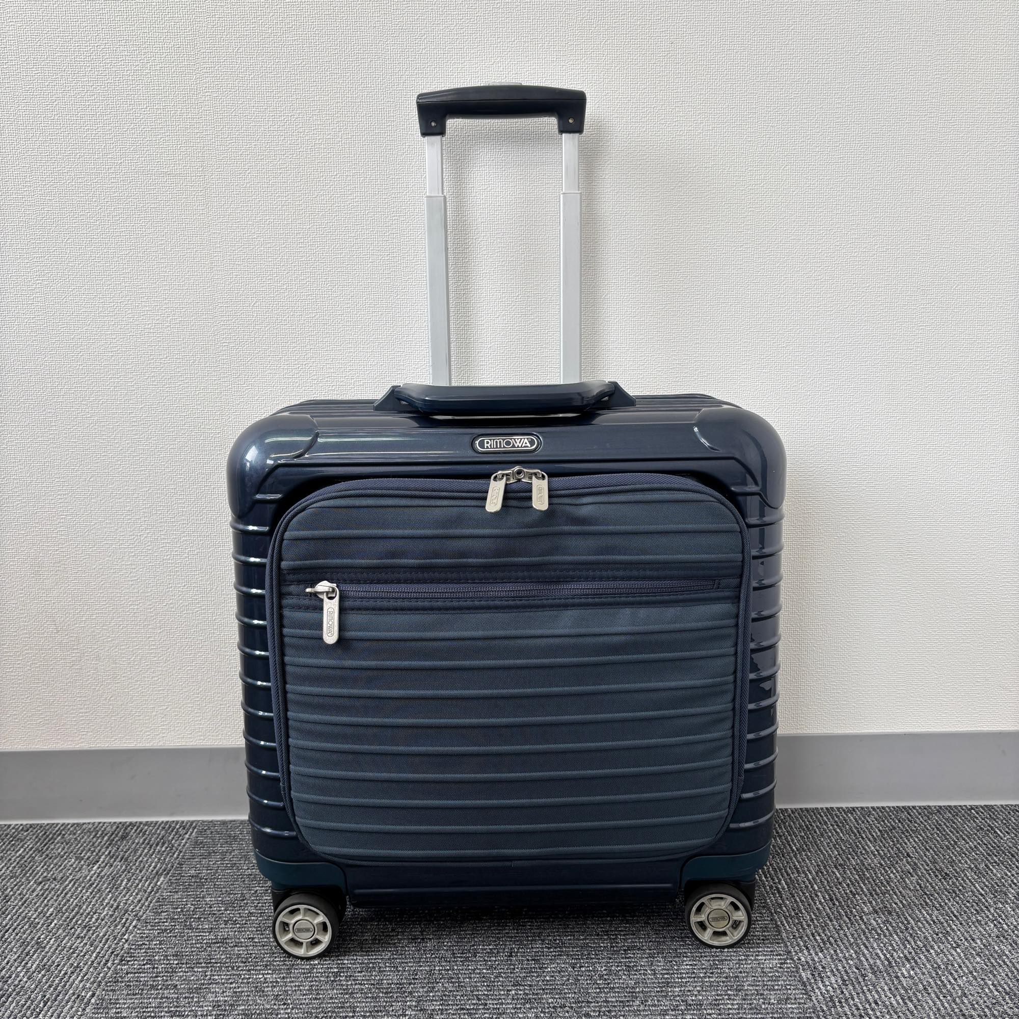 リモワ サルサデラックス ハイブリッド(エッセンシャルスリーブ) 840.40-2 中古美品 23リットル 4輪