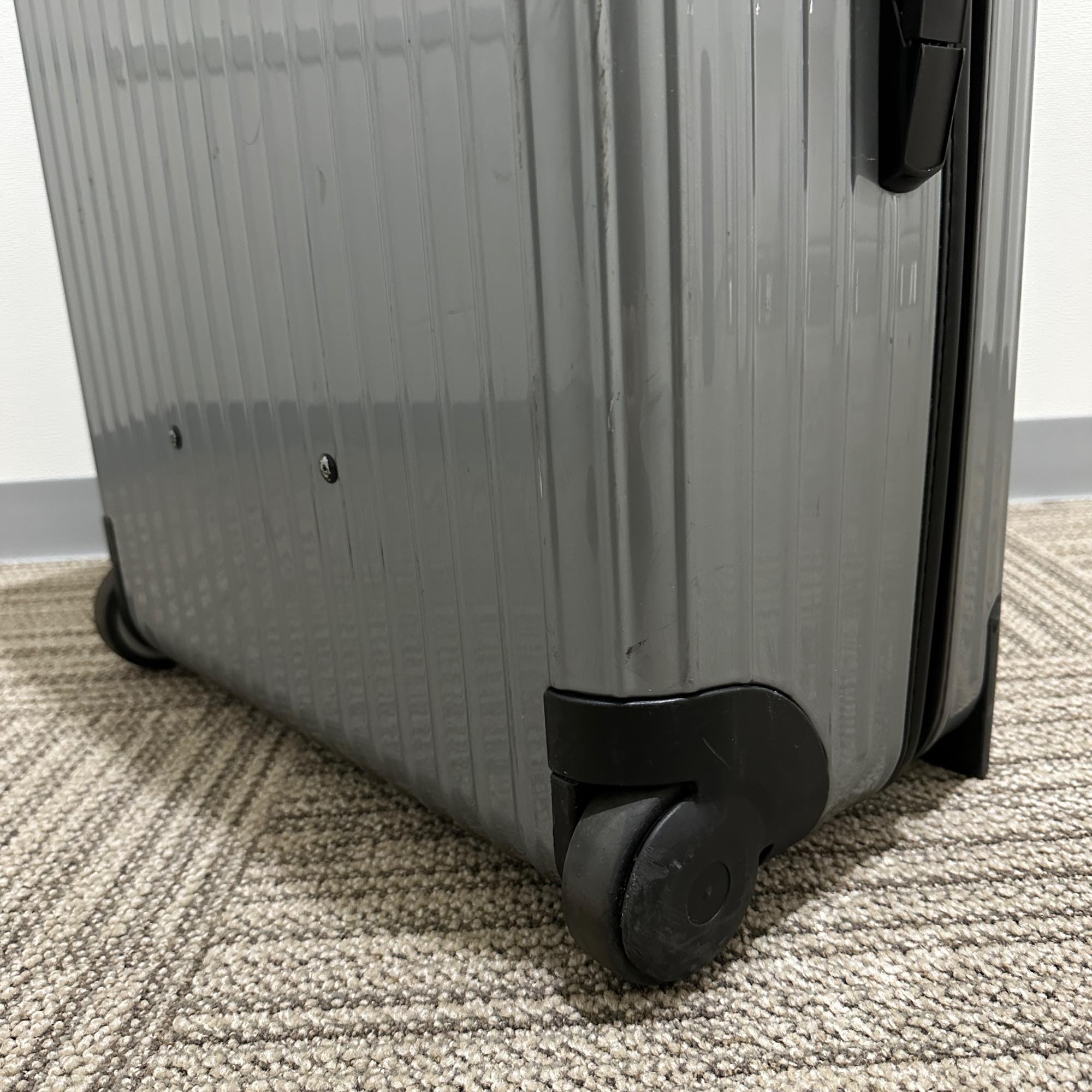 リモワ サルサ 中古商品 856.70-2 82リットル 2輪