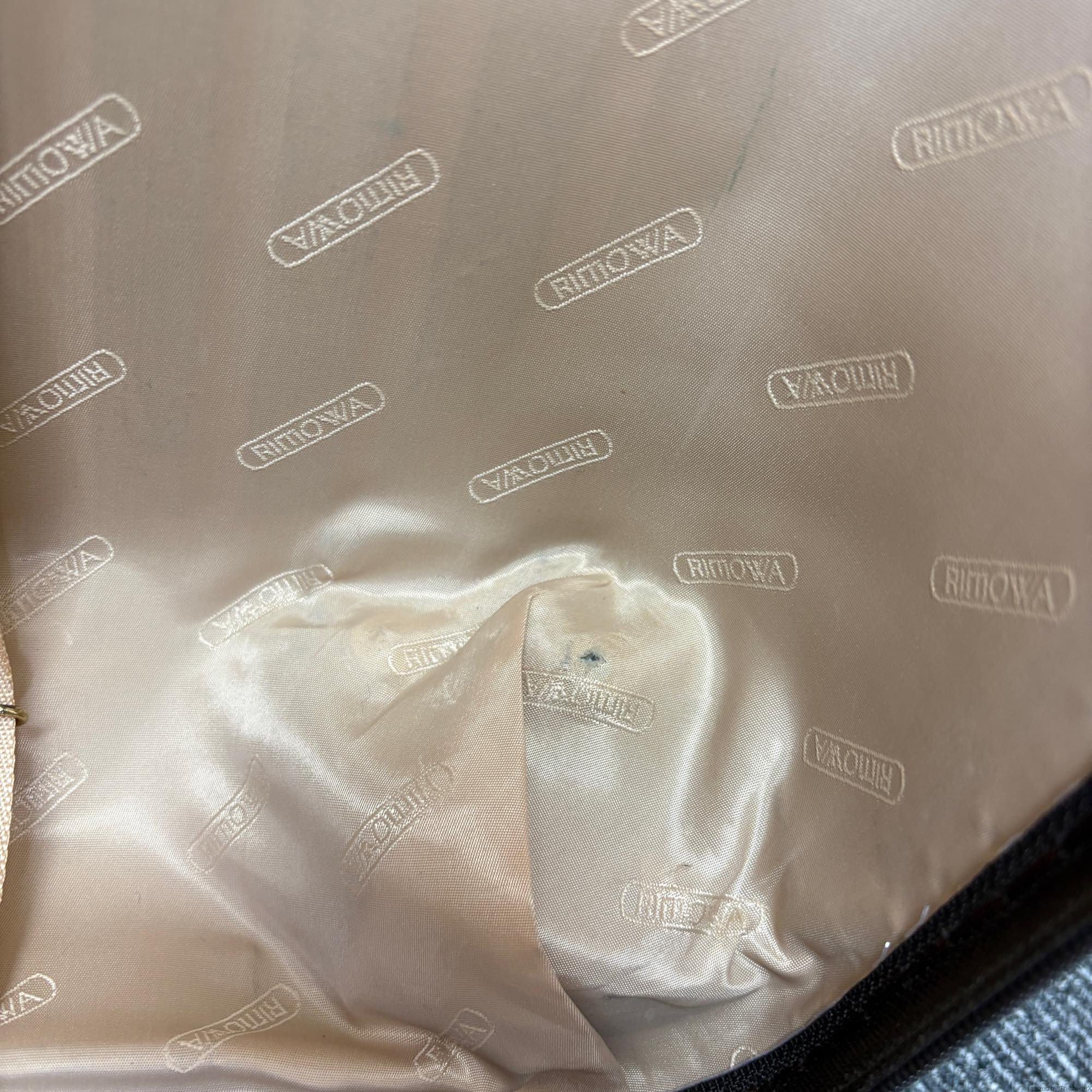 リモワ サルサデラックス(エッセンシャル) 872.52-2 33リットル 中古美品 4輪