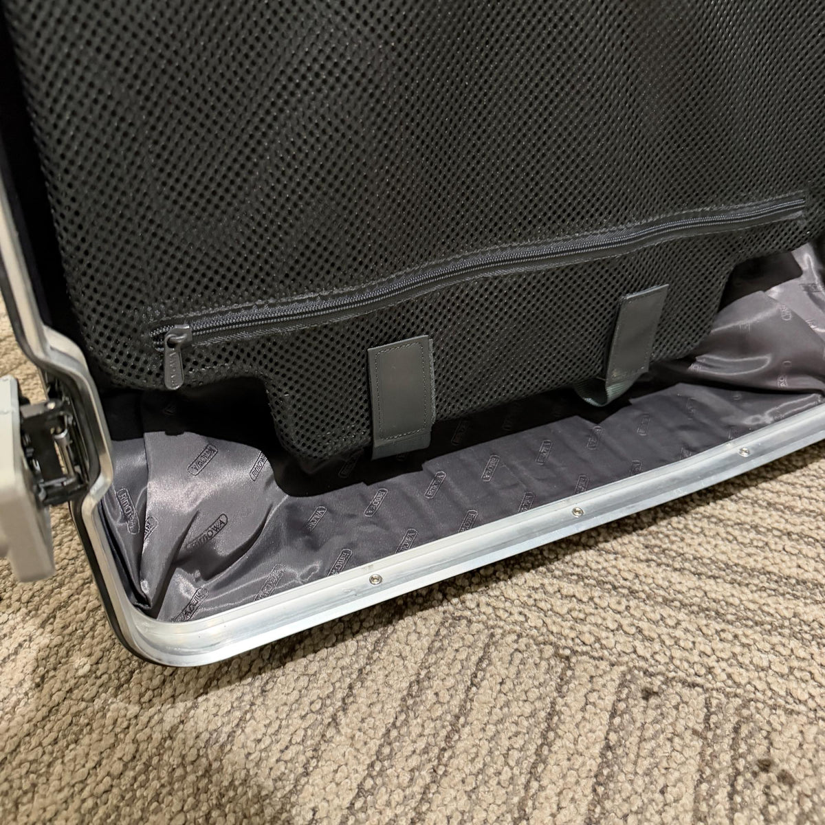 リモワ リンボ 中古美品 890.73-2 83リットル 4輪