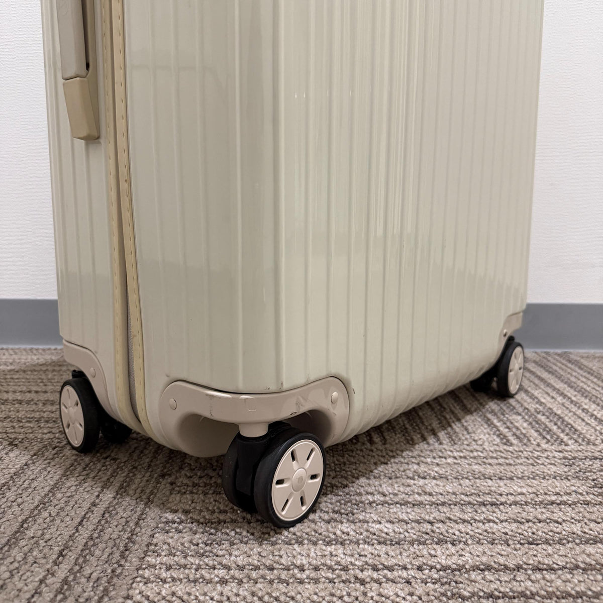 リモワ ユナイテッドアローズ限定 エッセンシャル(サルサ) 895.44.01.0-2 中古美品 78リットル 4輪