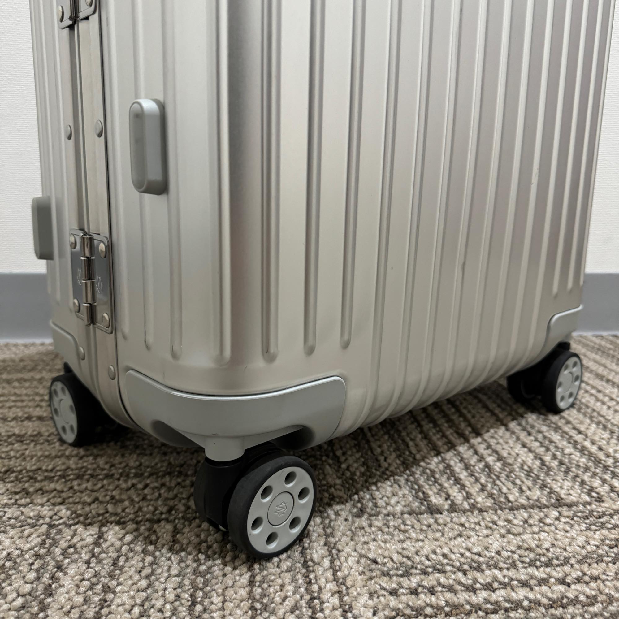 リモワ オリジナル 925.53.00.4 キャビン 中古美品 35リットル 4輪