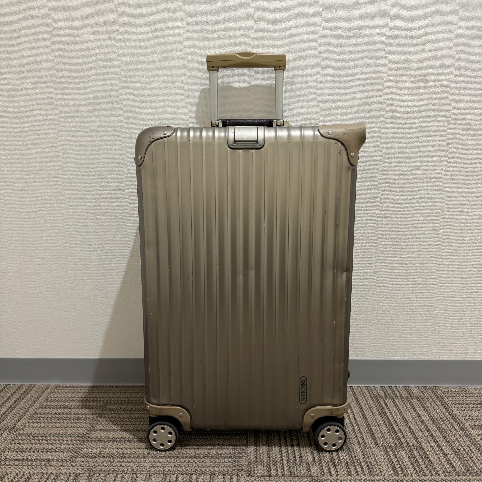 美品RIMOWA リモワ トパーズ チタニウム 64L 4輪 945.63 リモワ トパーズ 945.63-2 中古商品 64リットル 4輪 – リモワ(RIMOWA
