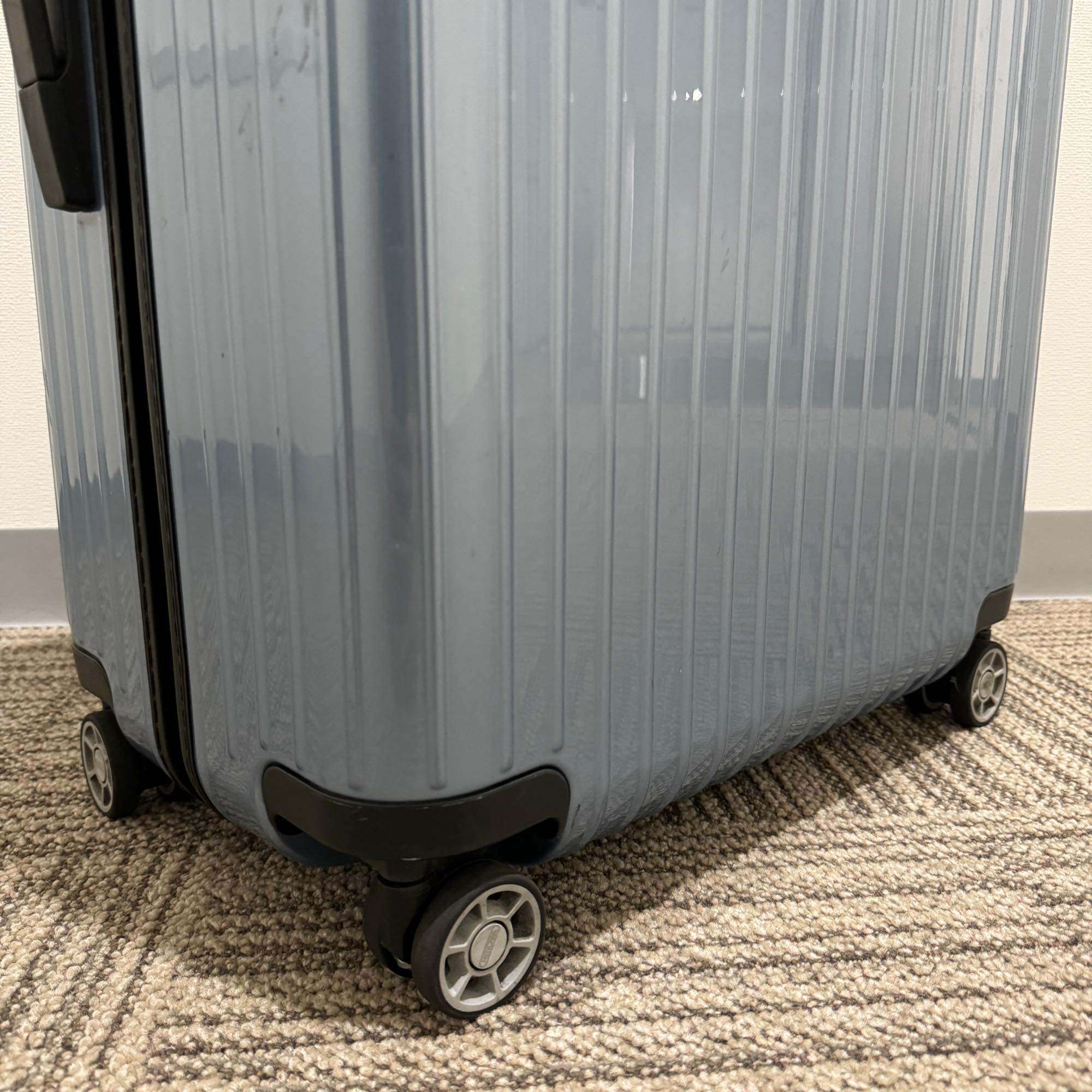 リモワ サルサ エアー 820.70.78.4-3 80リットル 中古商品 4輪