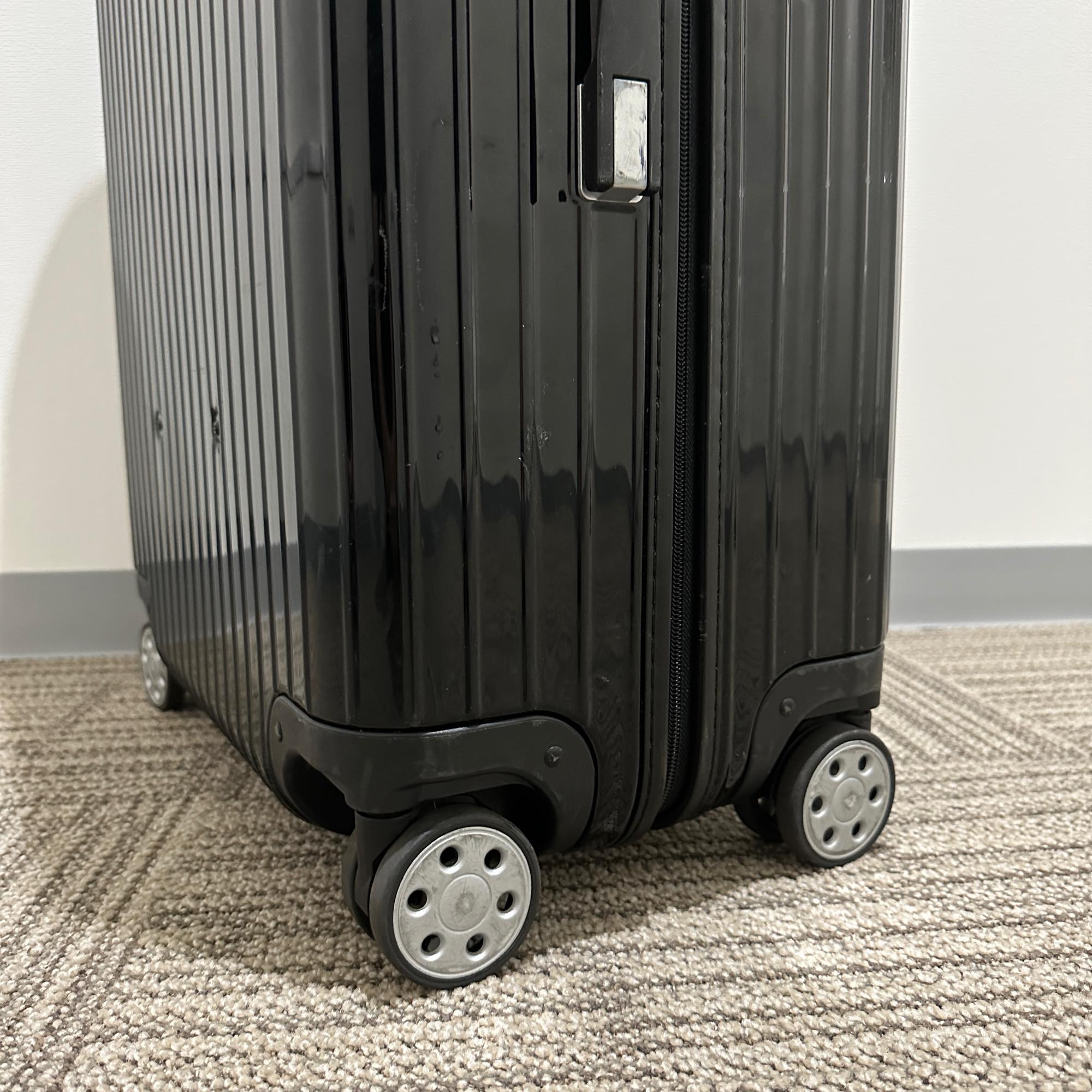 リモワ サルサ デラックス 830.73-3 87リットル 中古商品 4輪