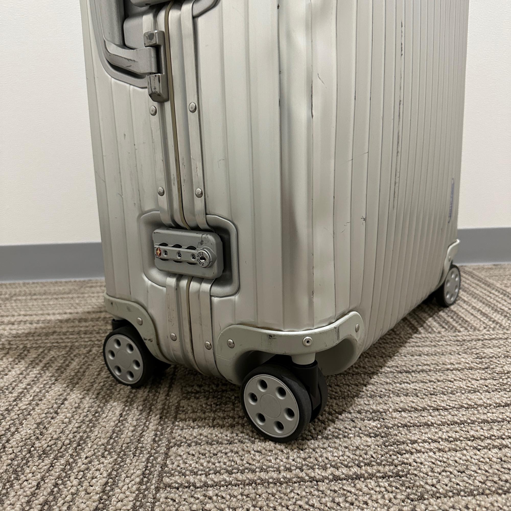 リモワ トパーズ 中古商品 932.70-3 82リットル 4輪