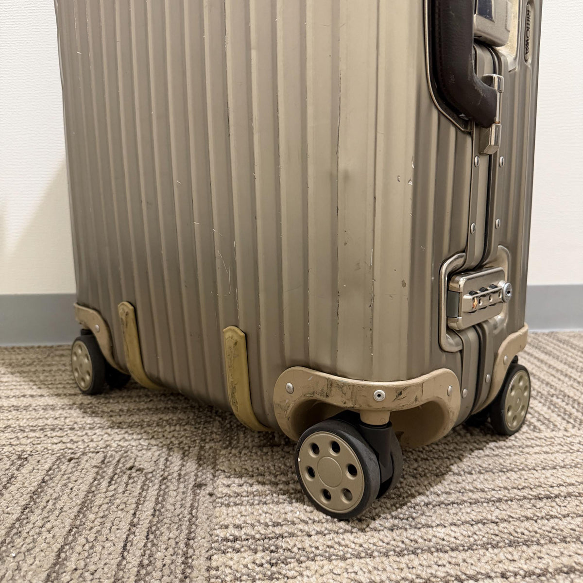 リモワ トパーズ 945.63-3 中古商品 64リットル 4輪