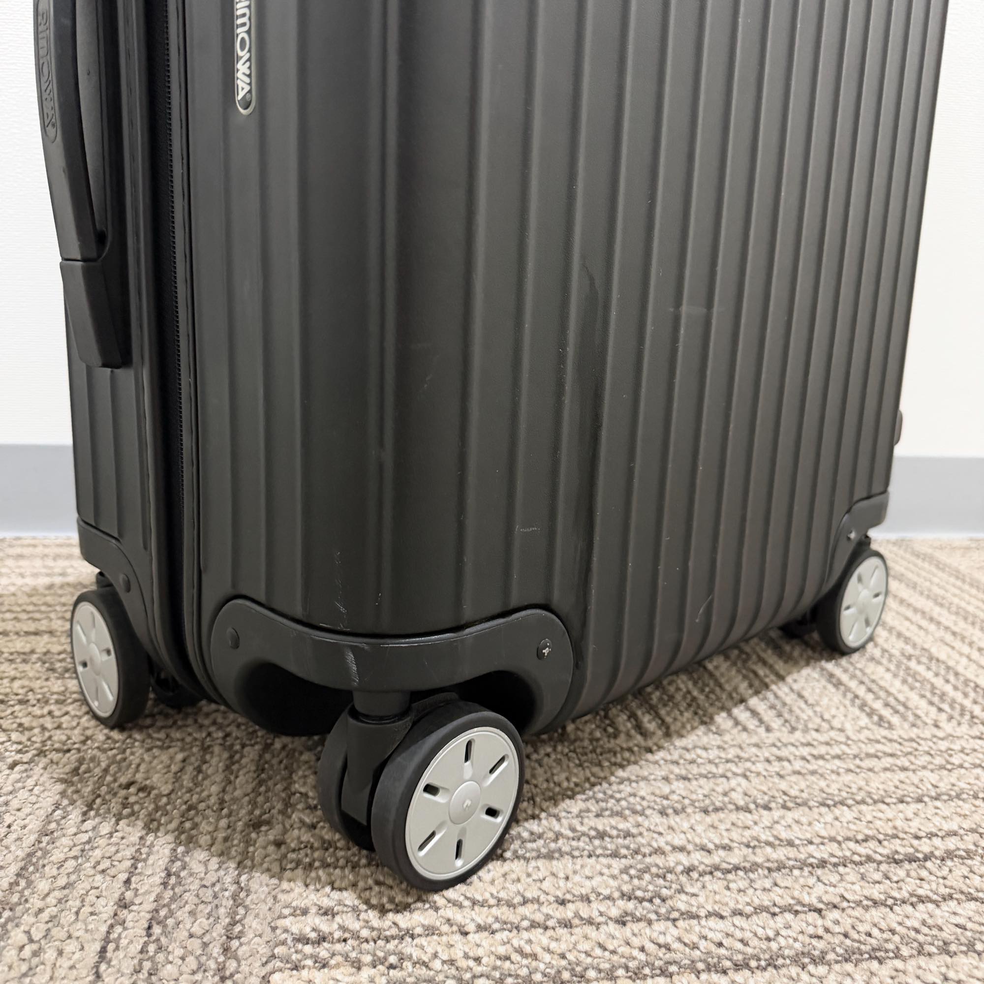 リモワ サルサ(エッセンシャル) 810.56-4 47リットル 中古商品 4輪