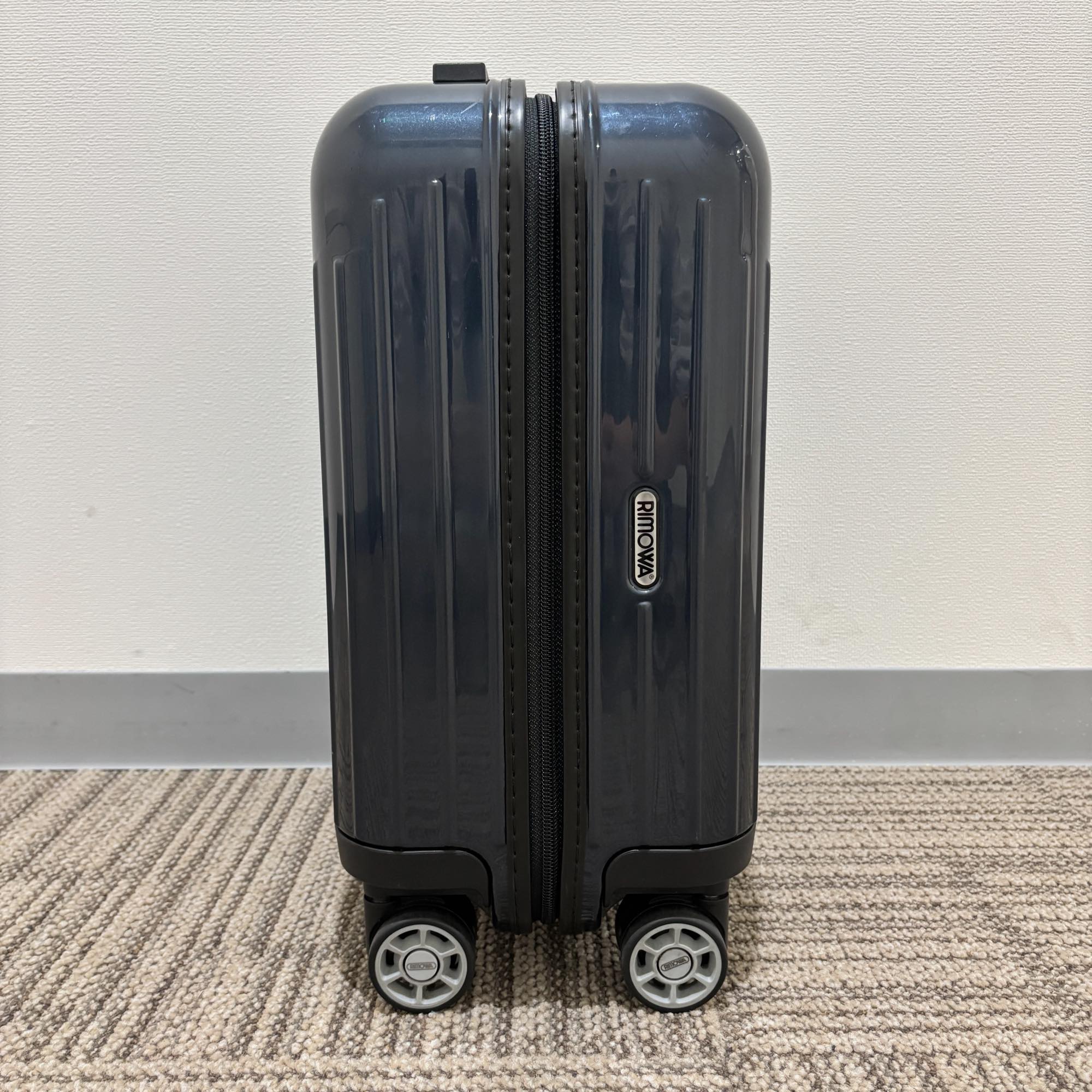 【希少モデル】リモワ エッセンシャルライト(サルサ エアー キッズ) 820.42.25.4-4 中古美品 22リットル 4輪