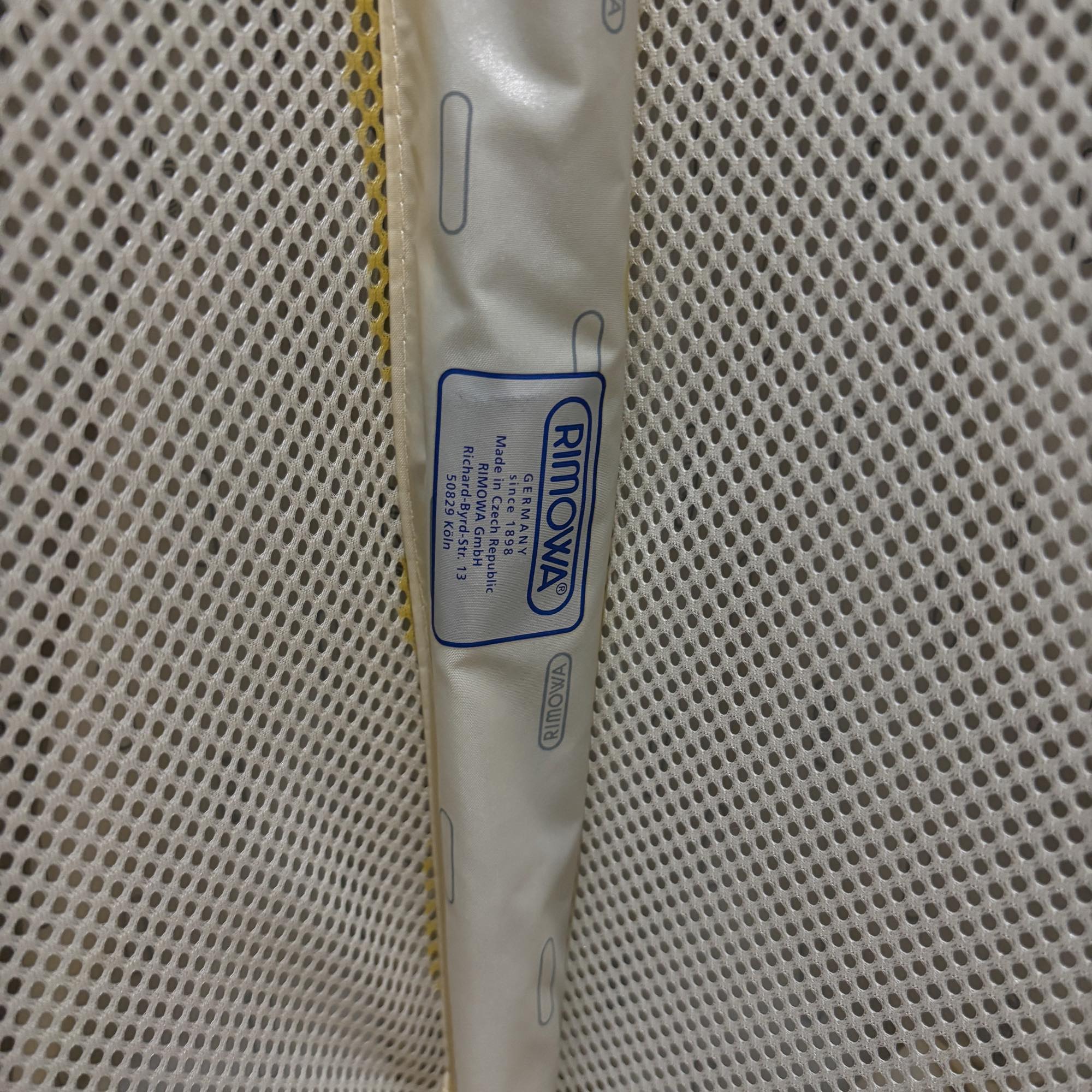【希少モデル】リモワ エッセンシャルライト(サルサ エアー キッズ) 820.42.25.4-4 中古美品 22リットル 4輪