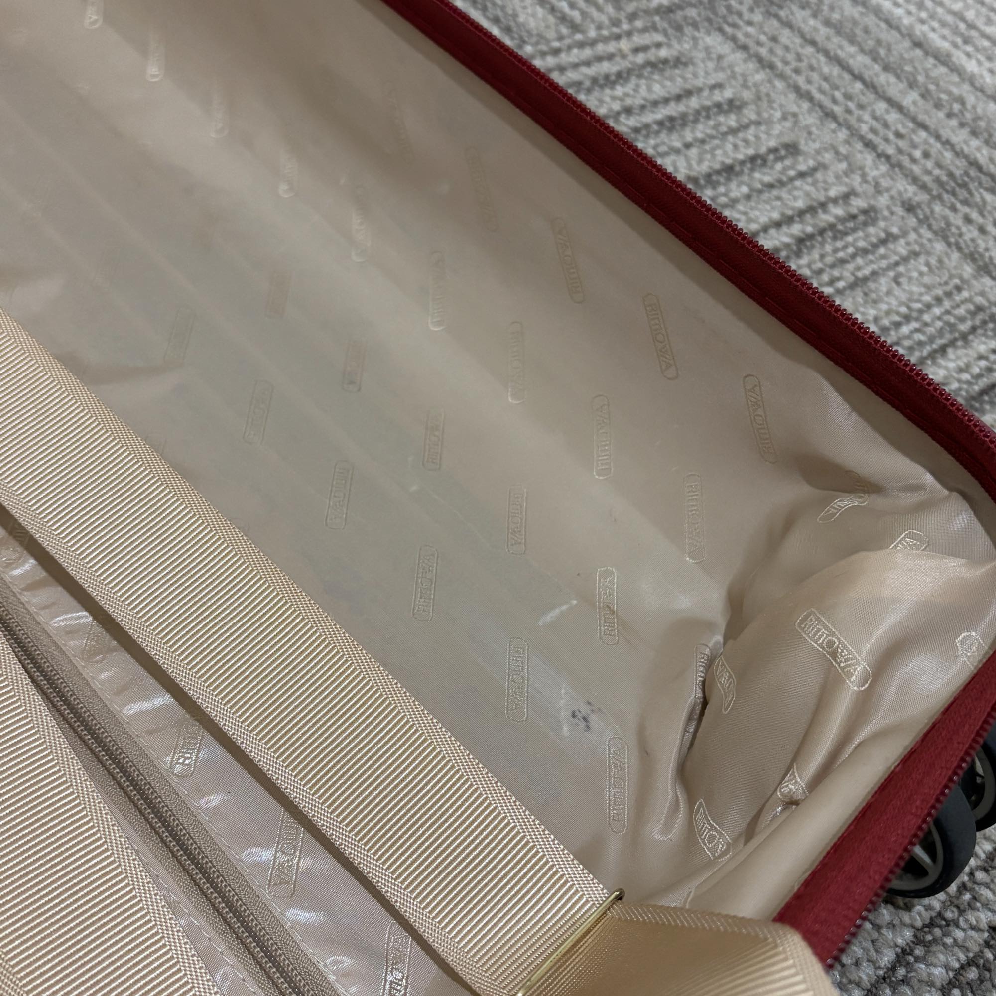 リモワ エッセンシャル(サルサ デラックス) 830.52.53.4 中古美品 32リットル 4輪