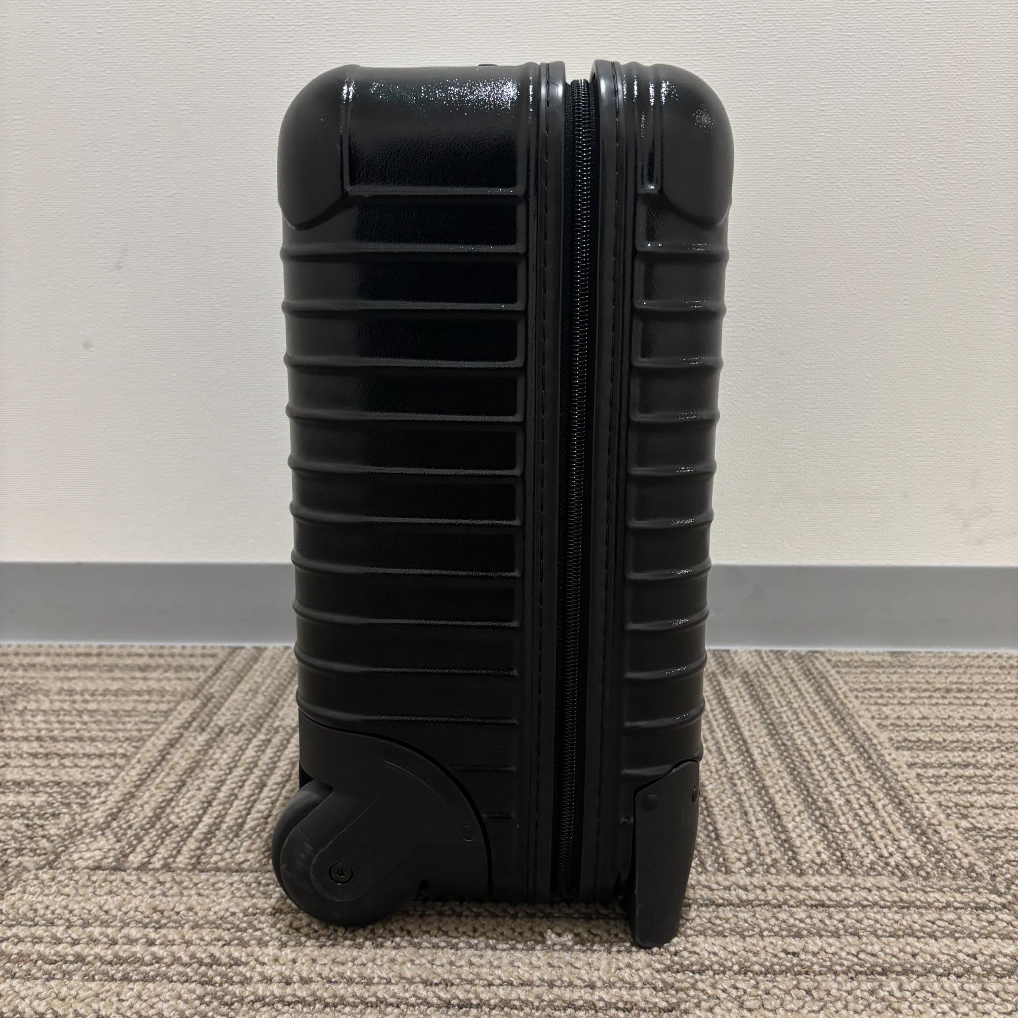 リモワ エッセンシャル(サルサ) 中古美品 851.40-4 23リットル 2輪