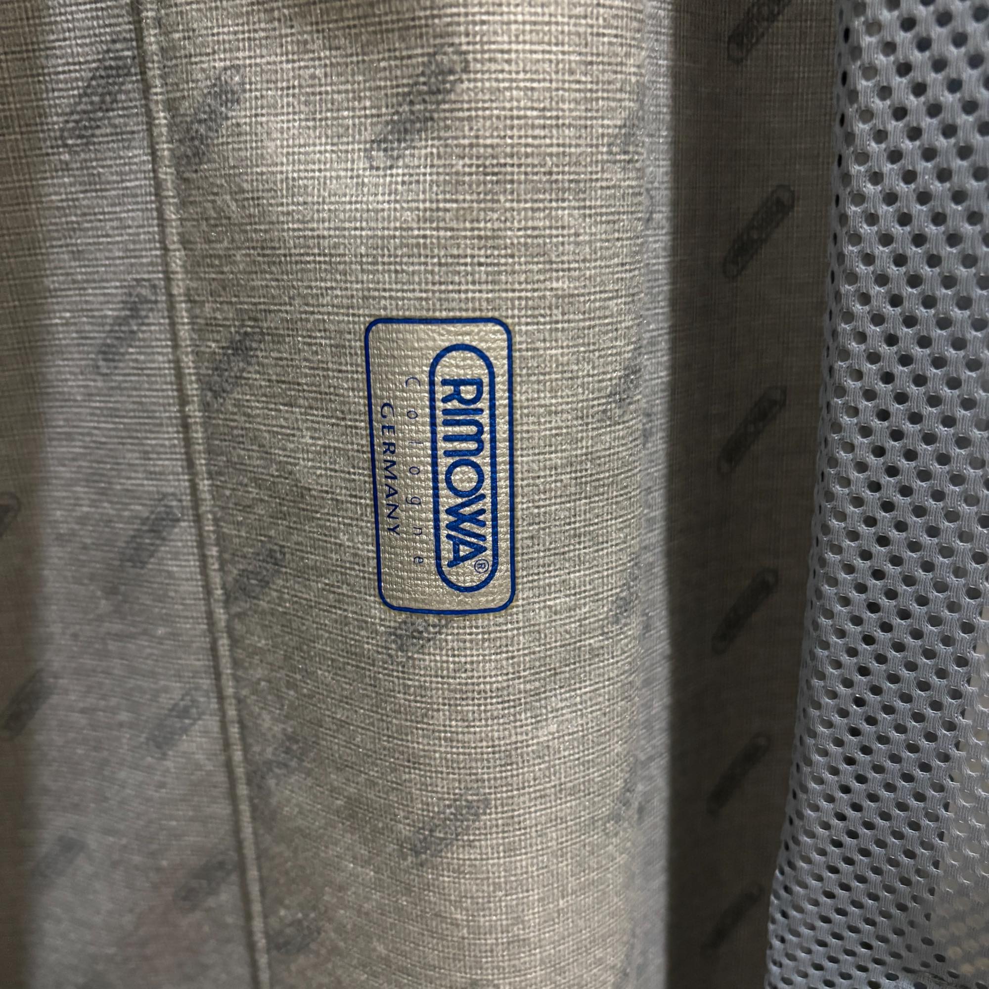 リモワ エッセンシャル(サルサ) 中古商品 856.70-4 82リットル 2輪