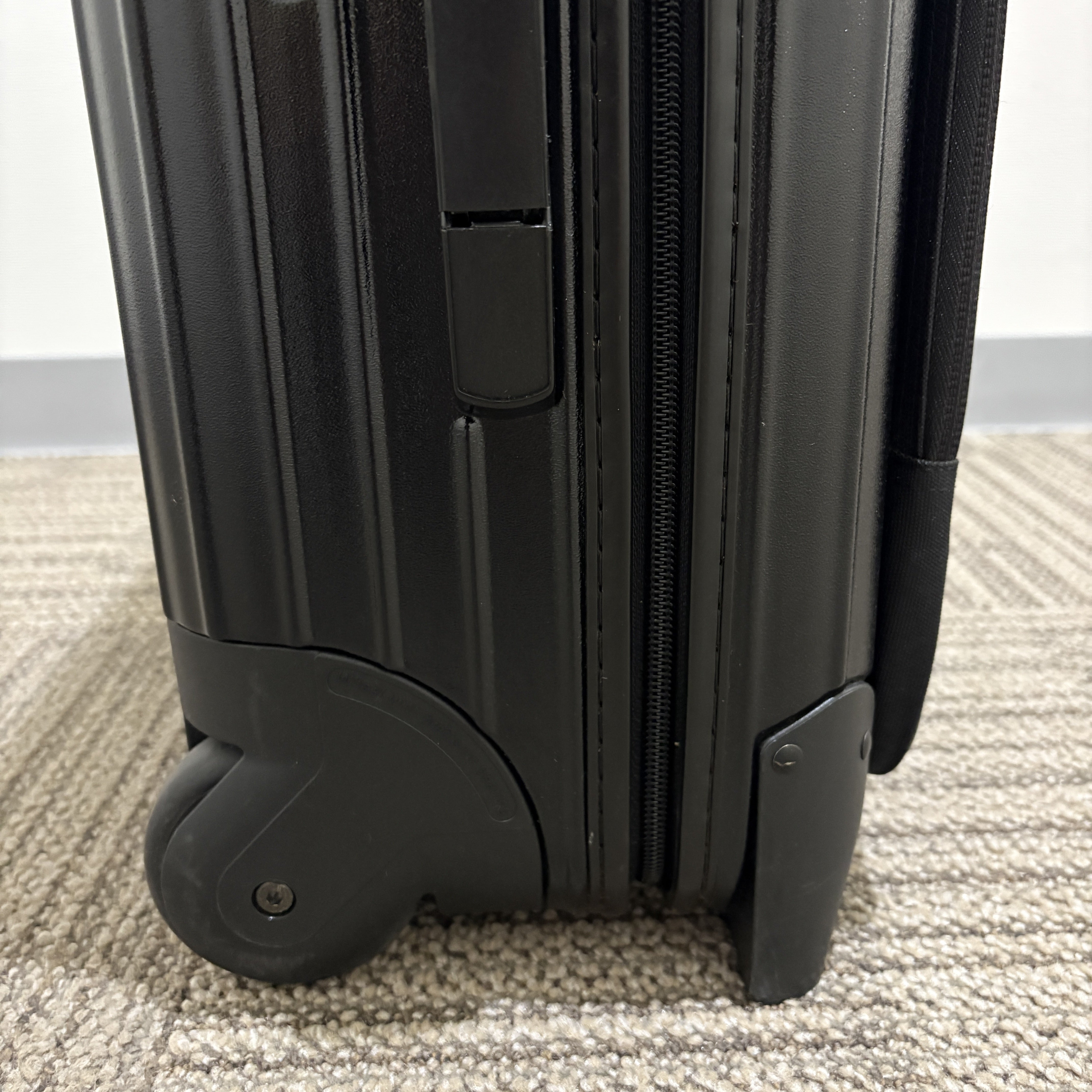 リモワ ボレロ(エッセンシャルスリーブ) 中古美品 861.52-4 37リットル 2輪