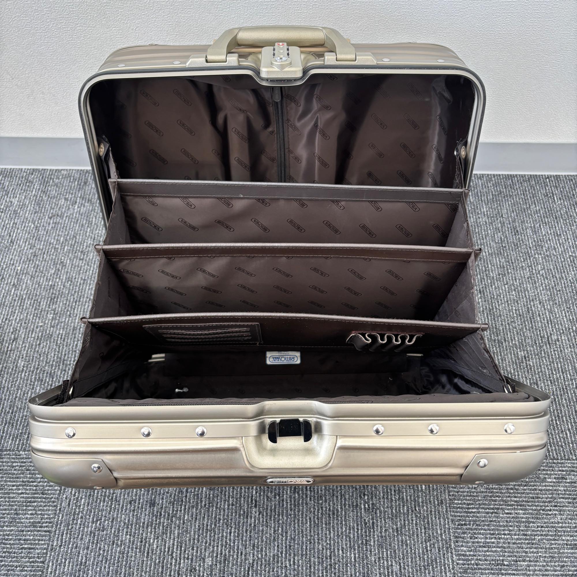 リモワ トパーズ チタニウム(オリジナル) 920.40.03.2-4 中古美品 28リットル 2輪