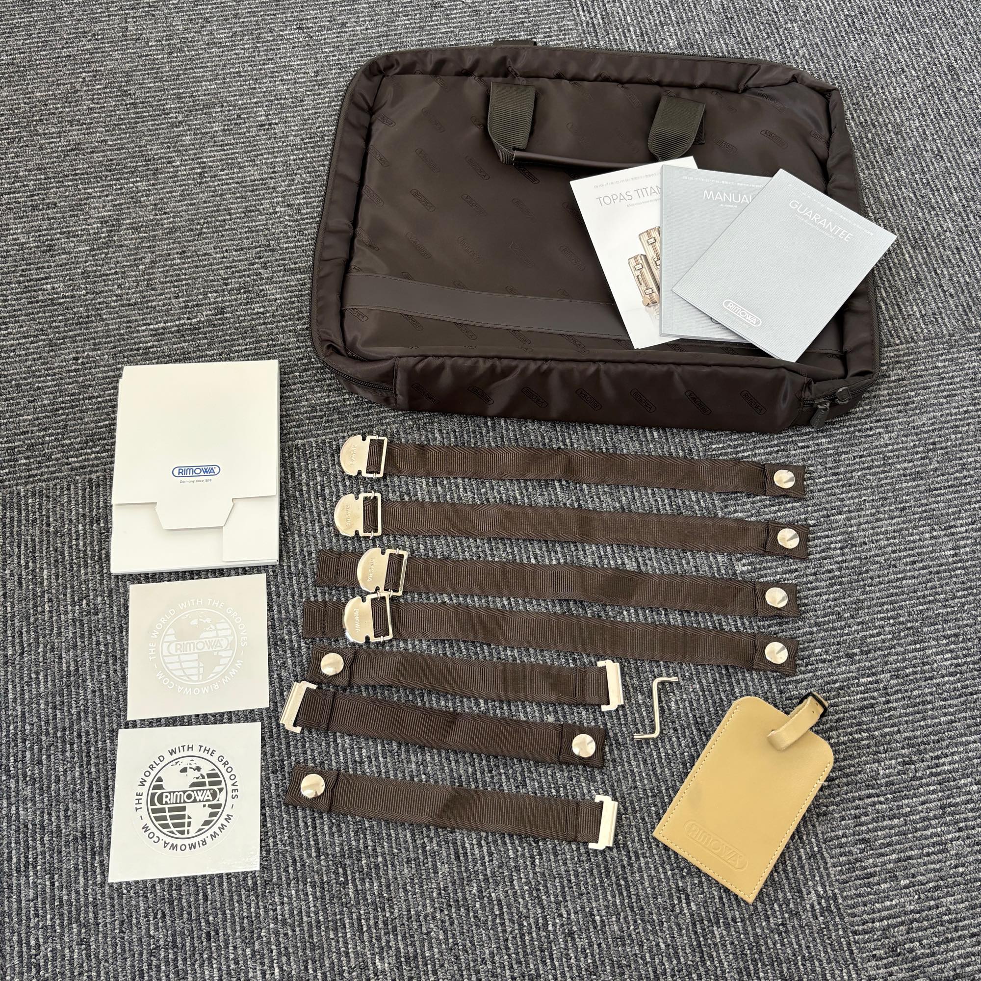 リモワ トパーズ チタニウム(オリジナル) 920.40.03.2-4 中古美品 28リットル 2輪