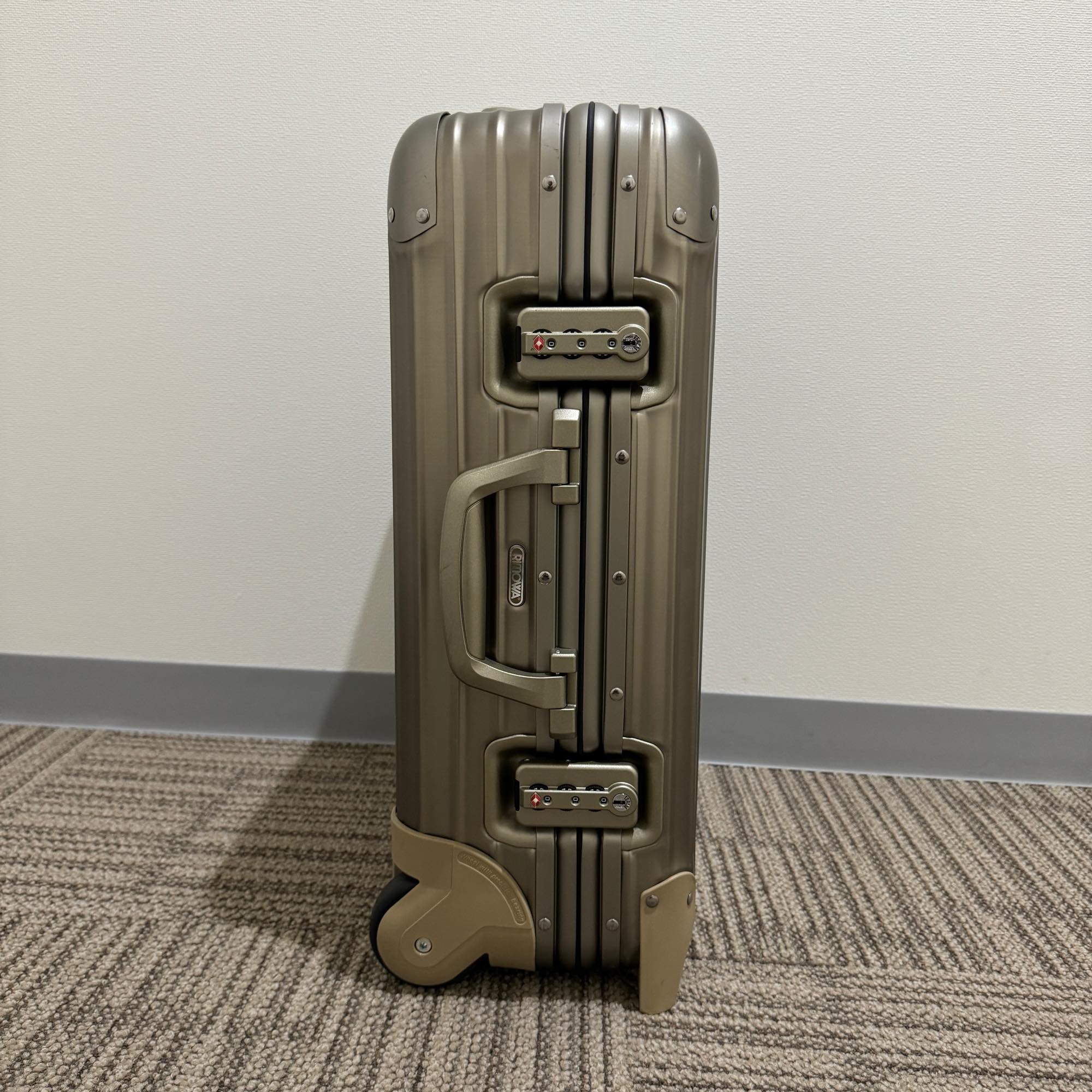リモワ トパーズチタニウム 920.52-4 中古美品 32リットル 2輪