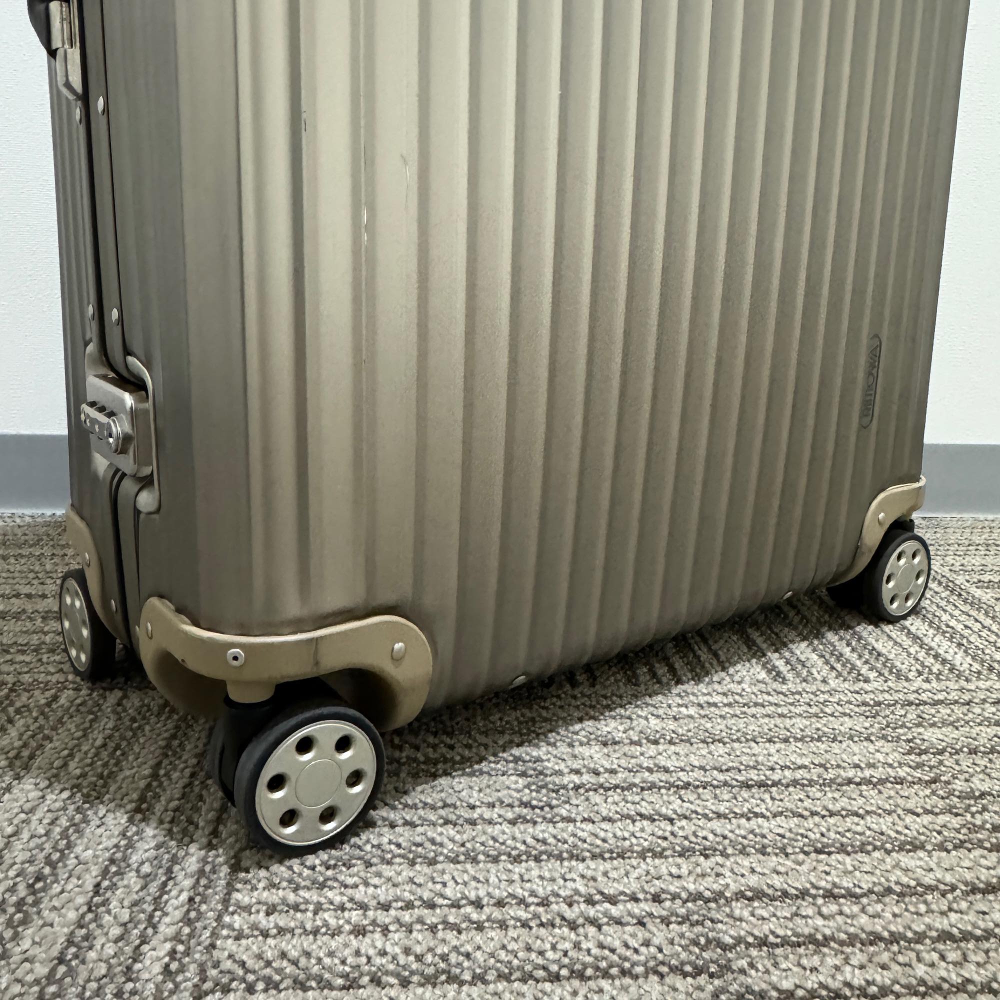 リモワ トパーズ チタニウム 中古美品 945.77-4 98リットル 4輪