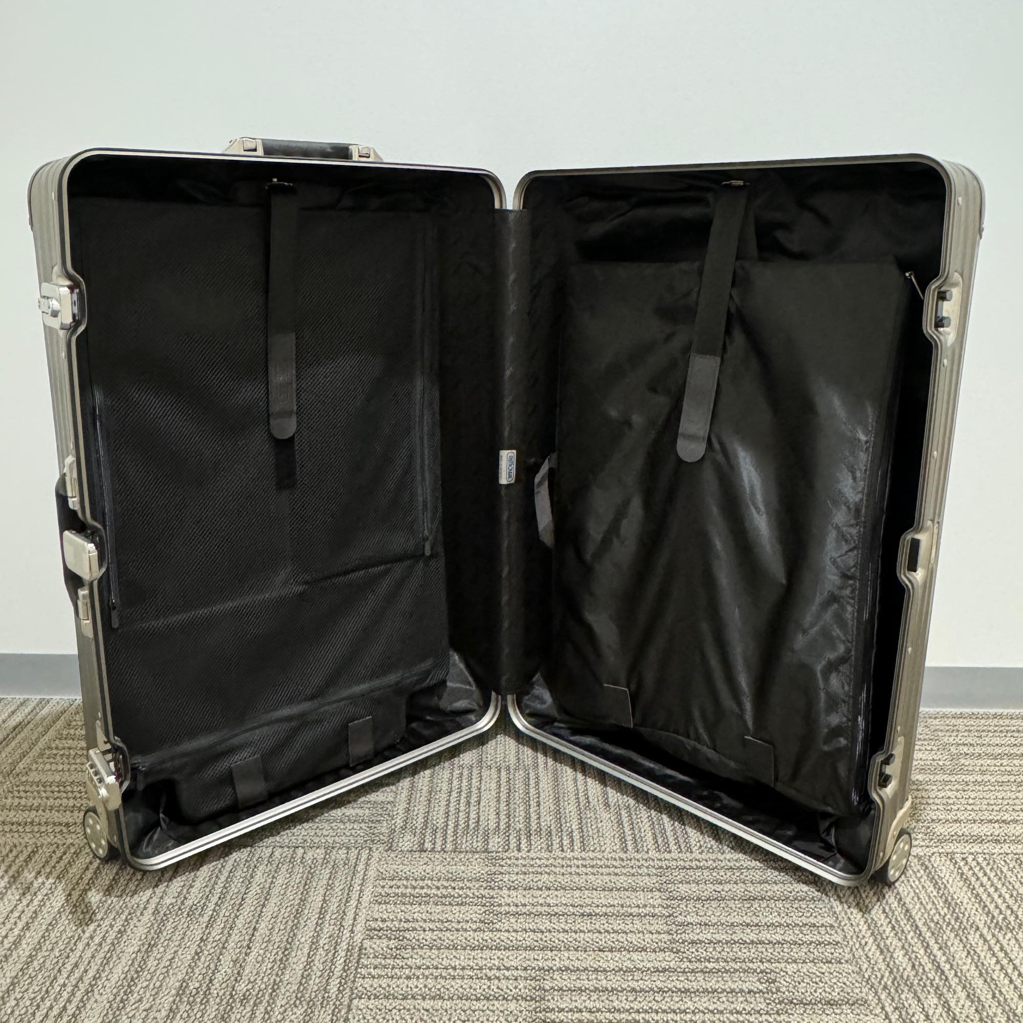 リモワ トパーズ チタニウム 中古美品 945.77-4 98リットル 4輪
