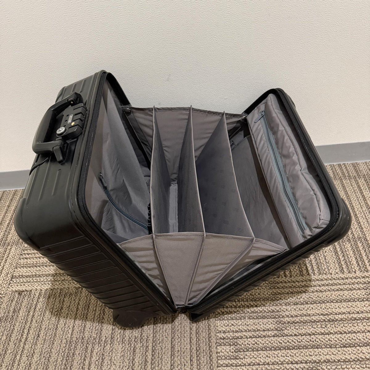 リモワ エッセンシャル(サルサ) 中古美品 851.40-5 23リットル 2輪