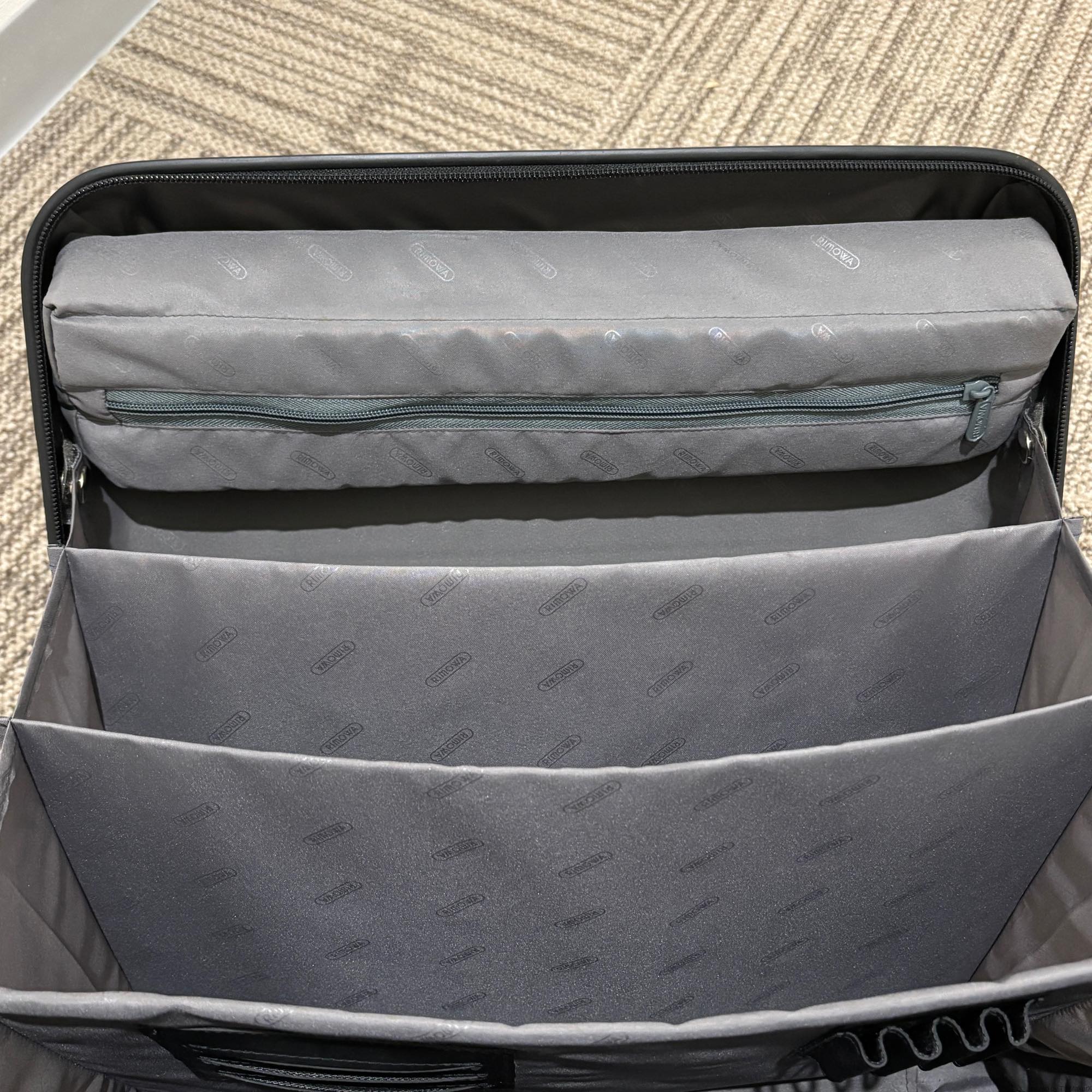 リモワ エッセンシャル(サルサ) トロリー 856.40-5 中古美品 25リットル 2輪