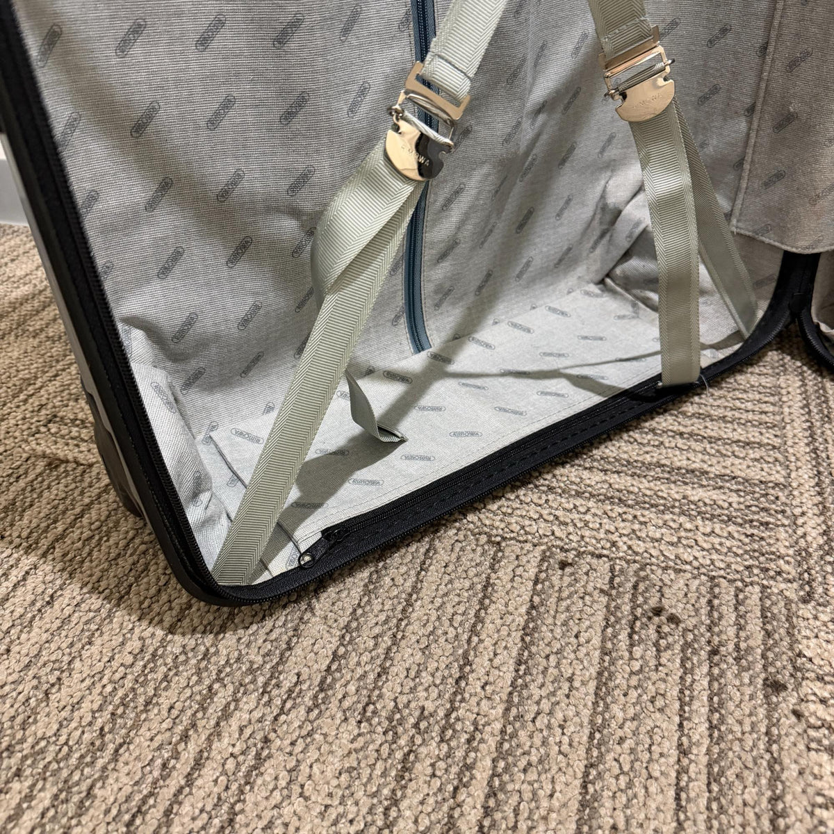 リモワ エッセンシャル(サルサ) 中古美品 856.70-5 82リットル 2輪