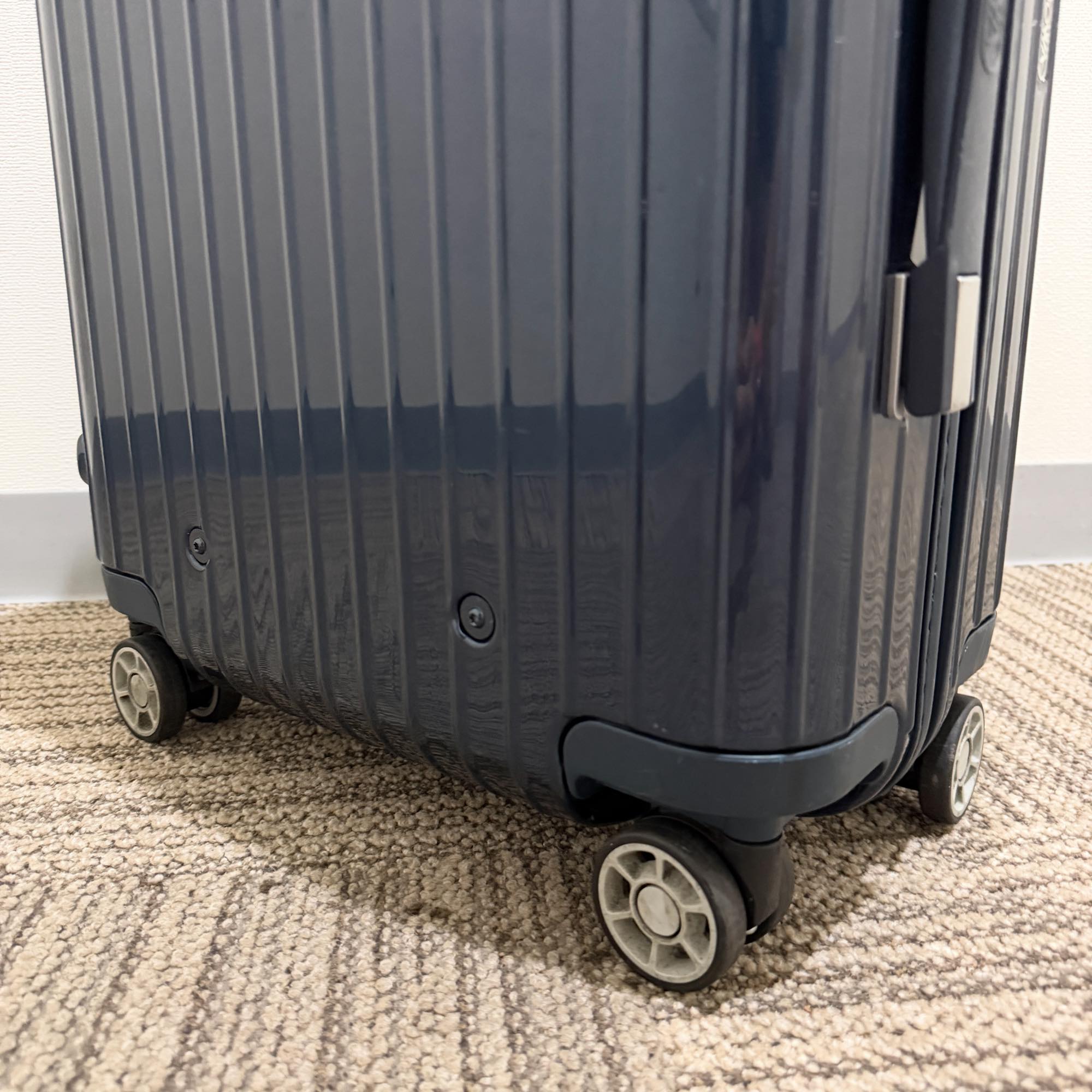 リモワ サルサ デラックス(エッセンシャル) 830.52-6 中古美品 35リットル 4輪