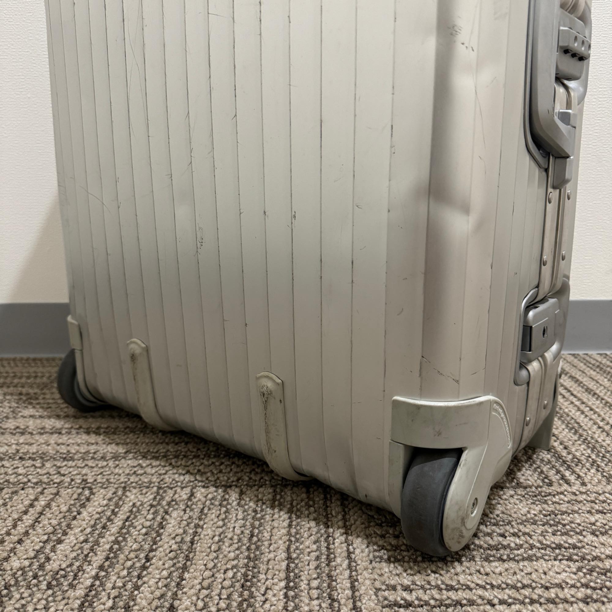 リモワ トパーズ 中古商品 U930.63-6 63リットル 2輪