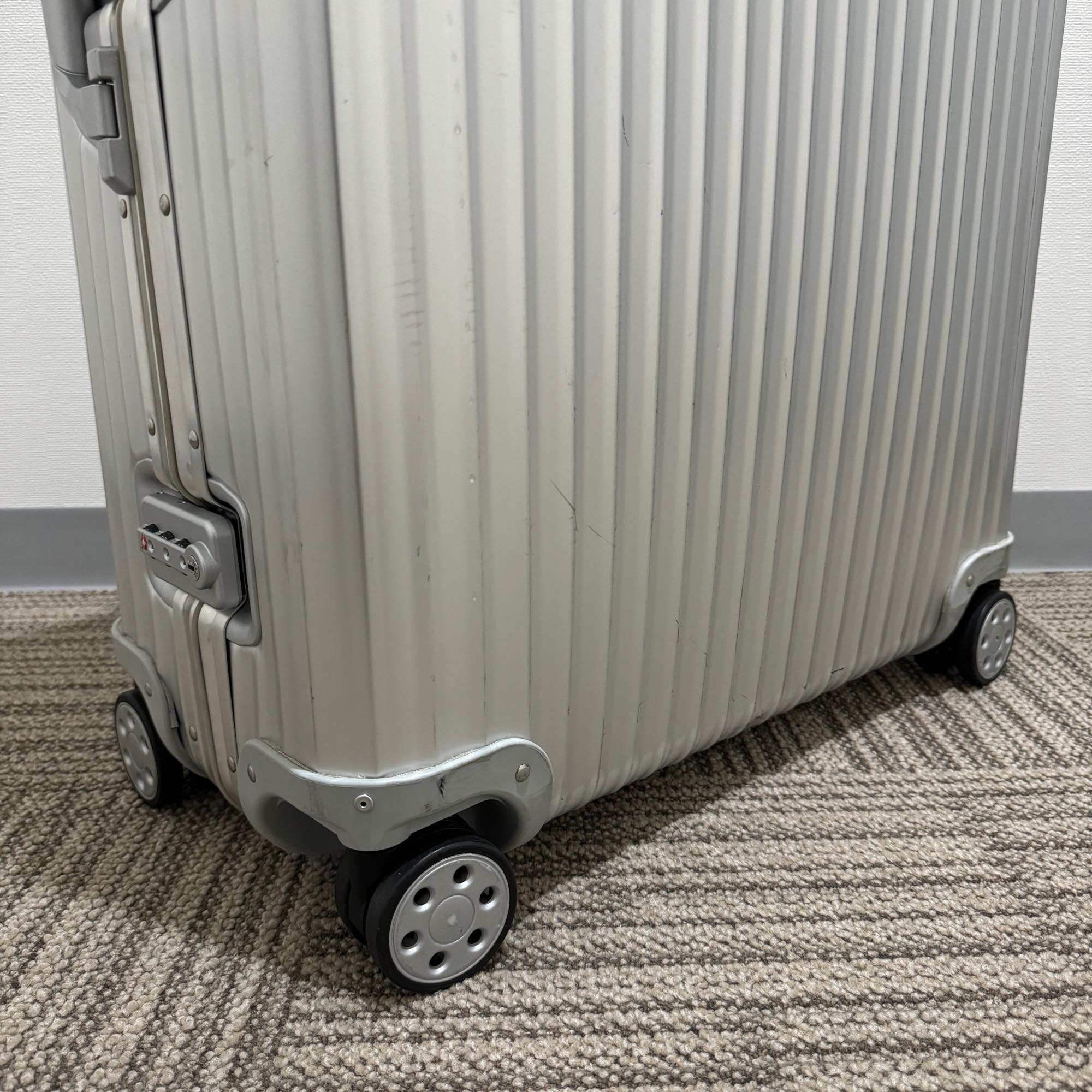リモワ トパーズ 中古美品 932.77-8 104リットル 4輪