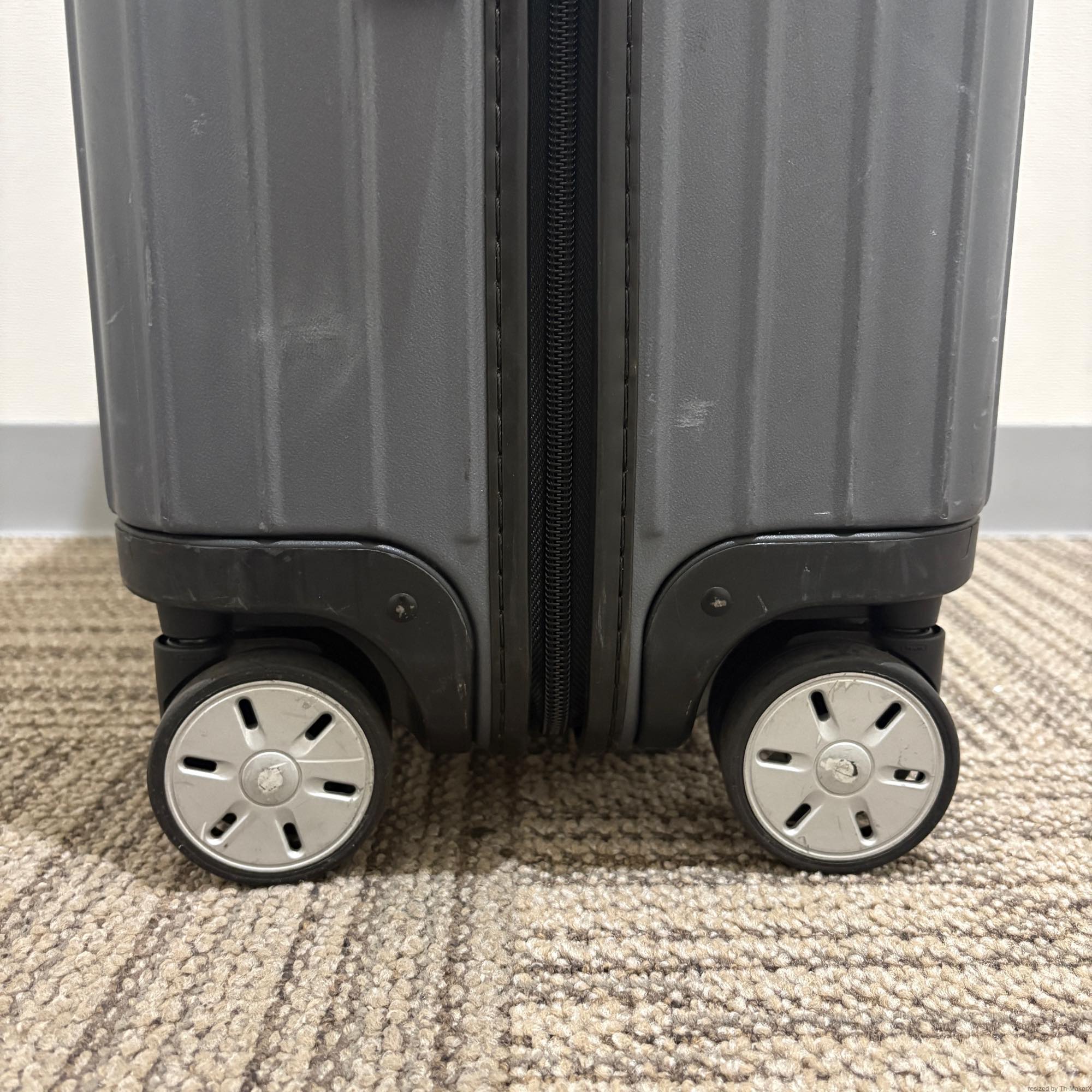 リモワ サルサ(エッセンシャル) 810.63.35.4 中古美品 61リットル 4輪