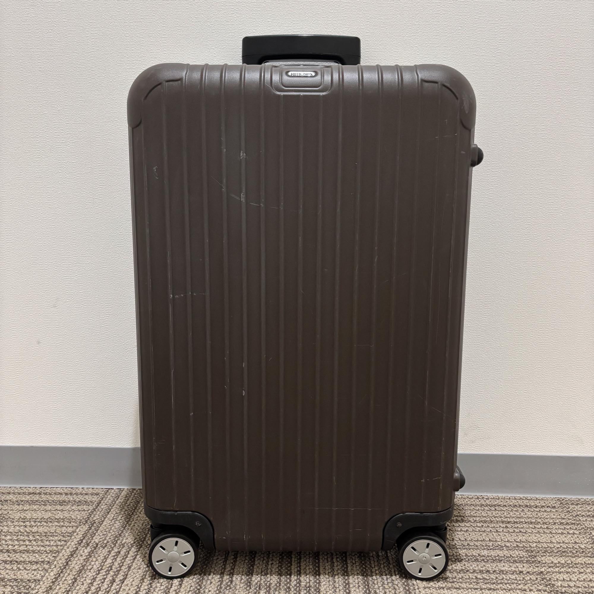 リモワ エッセンシャル(サルサ) 810.63.38.4 中古美品 58リットル 4輪