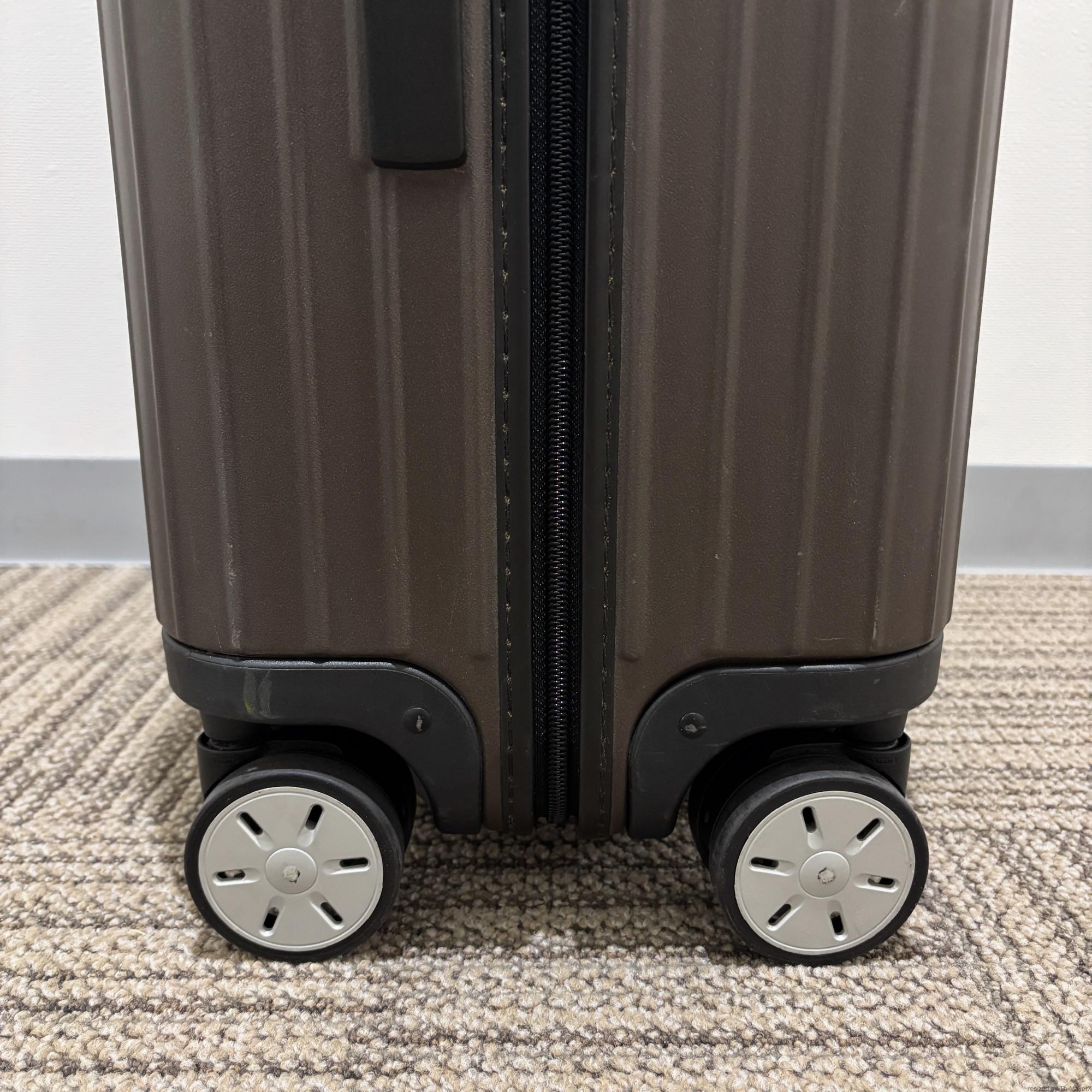 リモワ エッセンシャル(サルサ) 810.63.38.4 中古美品 58リットル 4輪