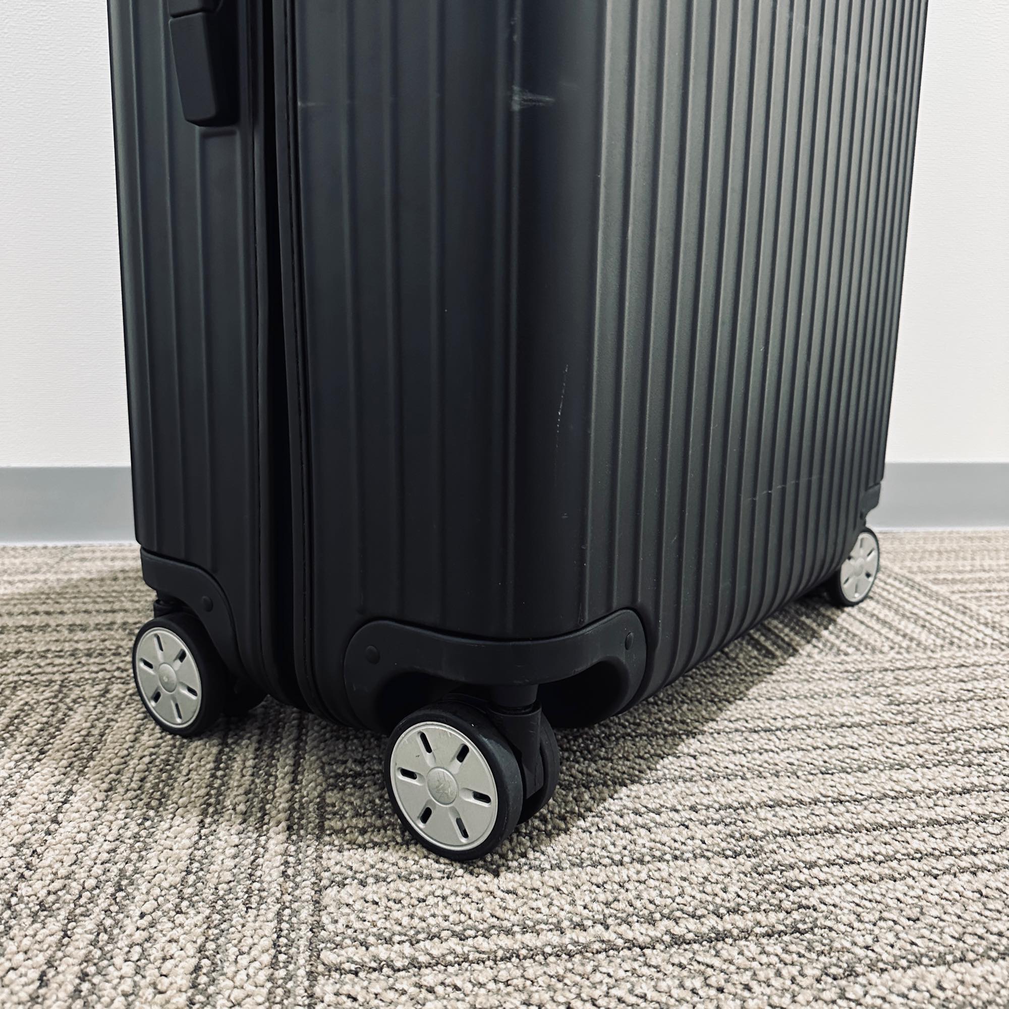 リモワ サルサ 810.77.32.4 中古商品 97リットル 4輪