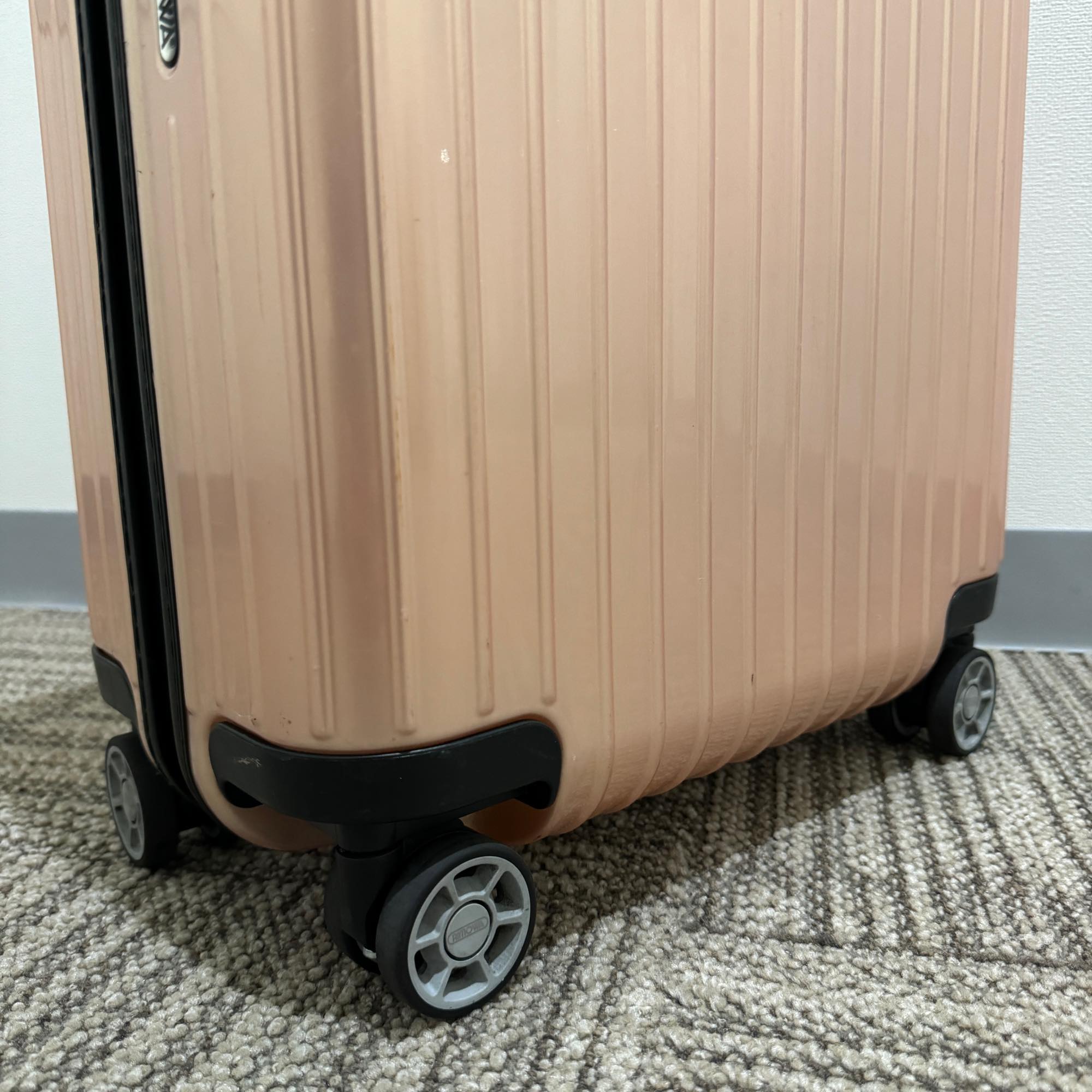 リモワ サルサエアー 820.90 63リットル 中古商品 4輪
