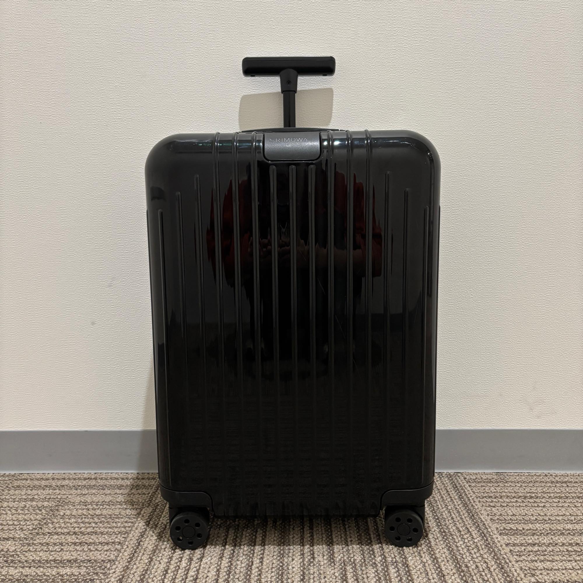 リモワ エッセンシャルライト 823.53.62.1 キャビン 37L 中古美品 ブラックグロス